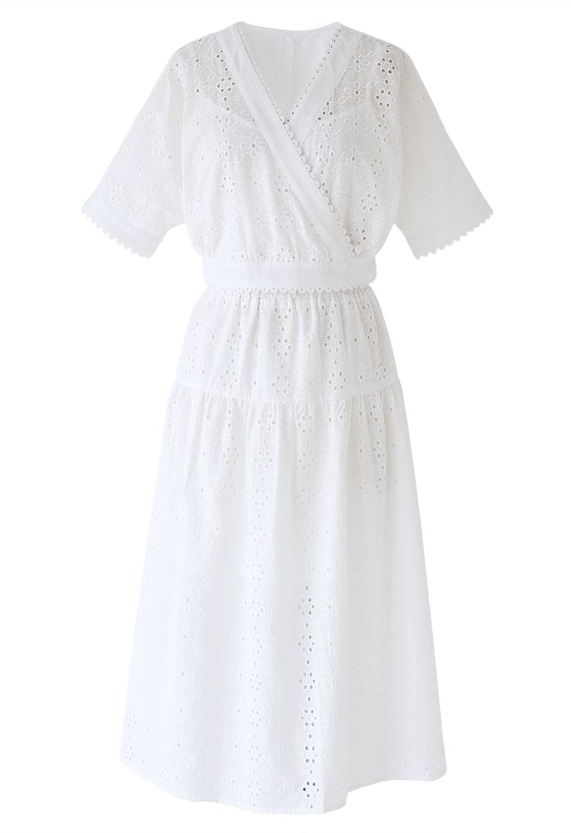 Conjunto de top corto y falda con mangas murciélago y bordado de ojales en blanco