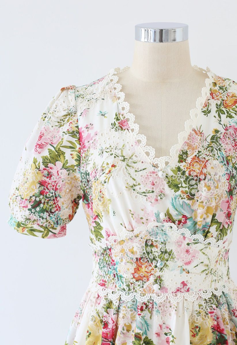 Vestido bordado de croché con botones de flores vivas