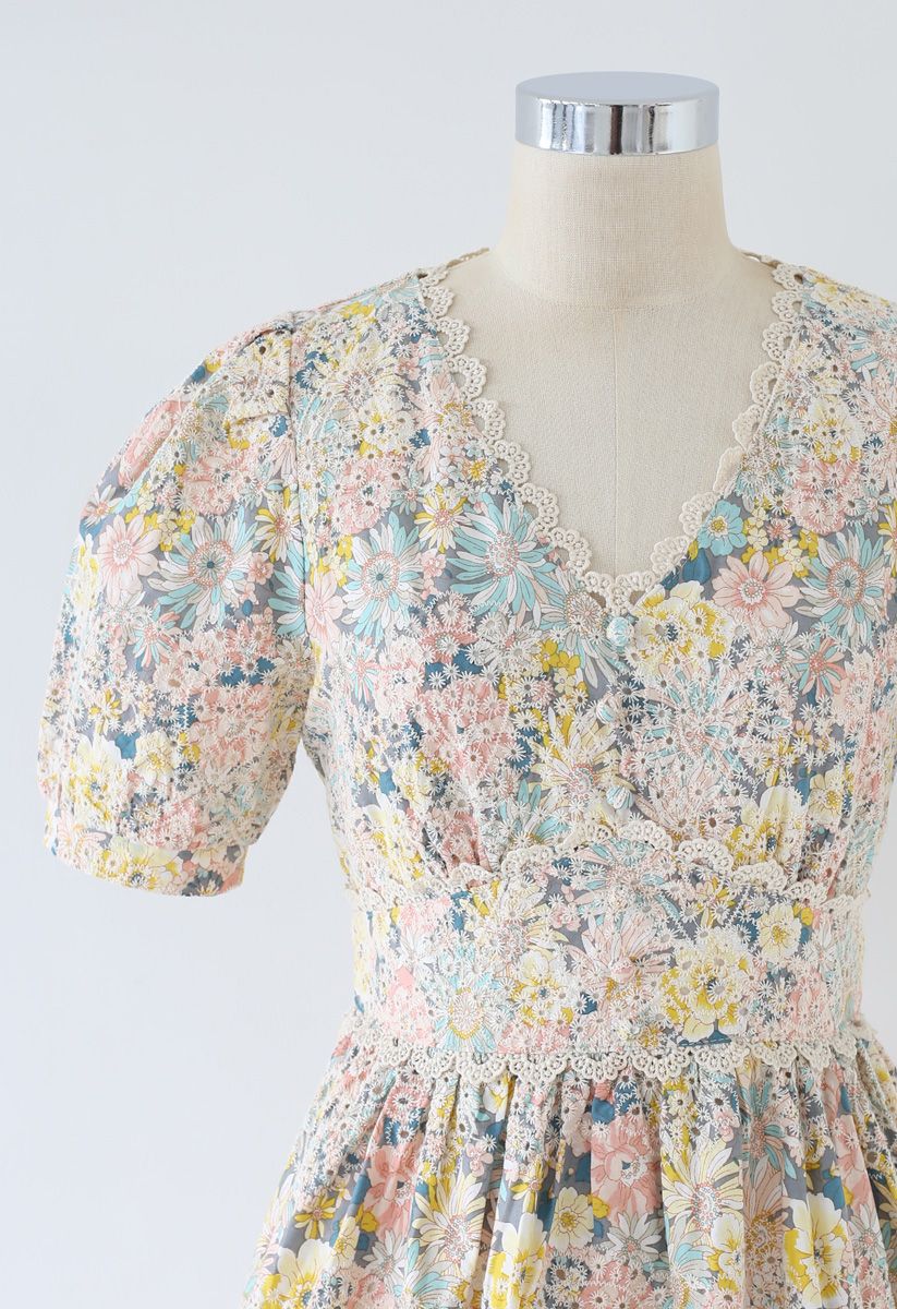 Vestido bordado de ganchillo con botones de flores florecientes
