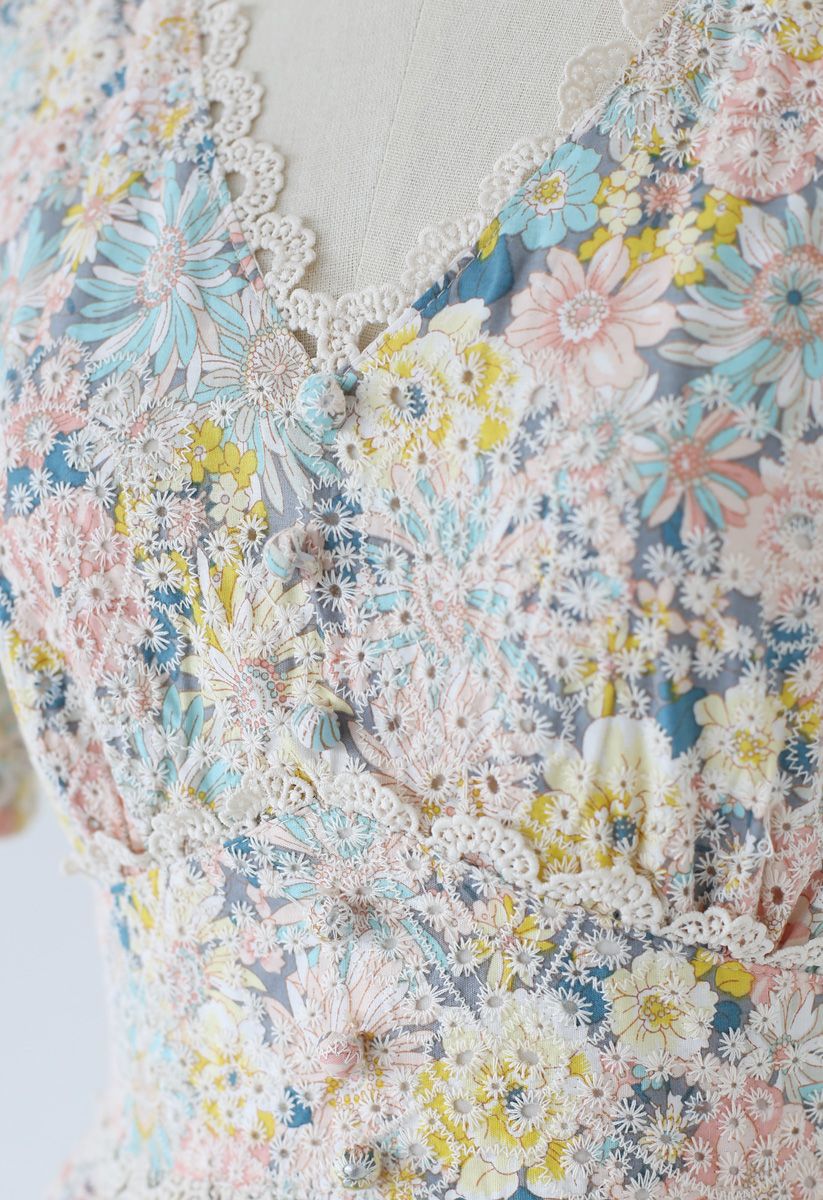 Vestido bordado de ganchillo con botones de flores florecientes