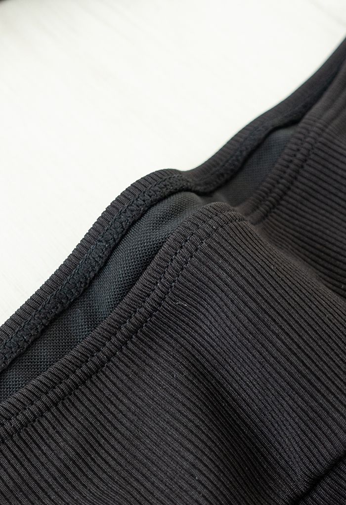 Conjunto de bikini acanalado delantero con nudo retorcido en negro