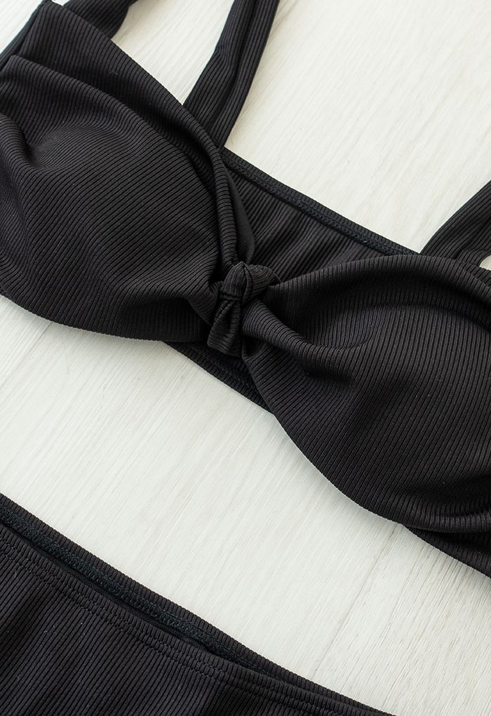 Conjunto de bikini acanalado delantero con nudo retorcido en negro