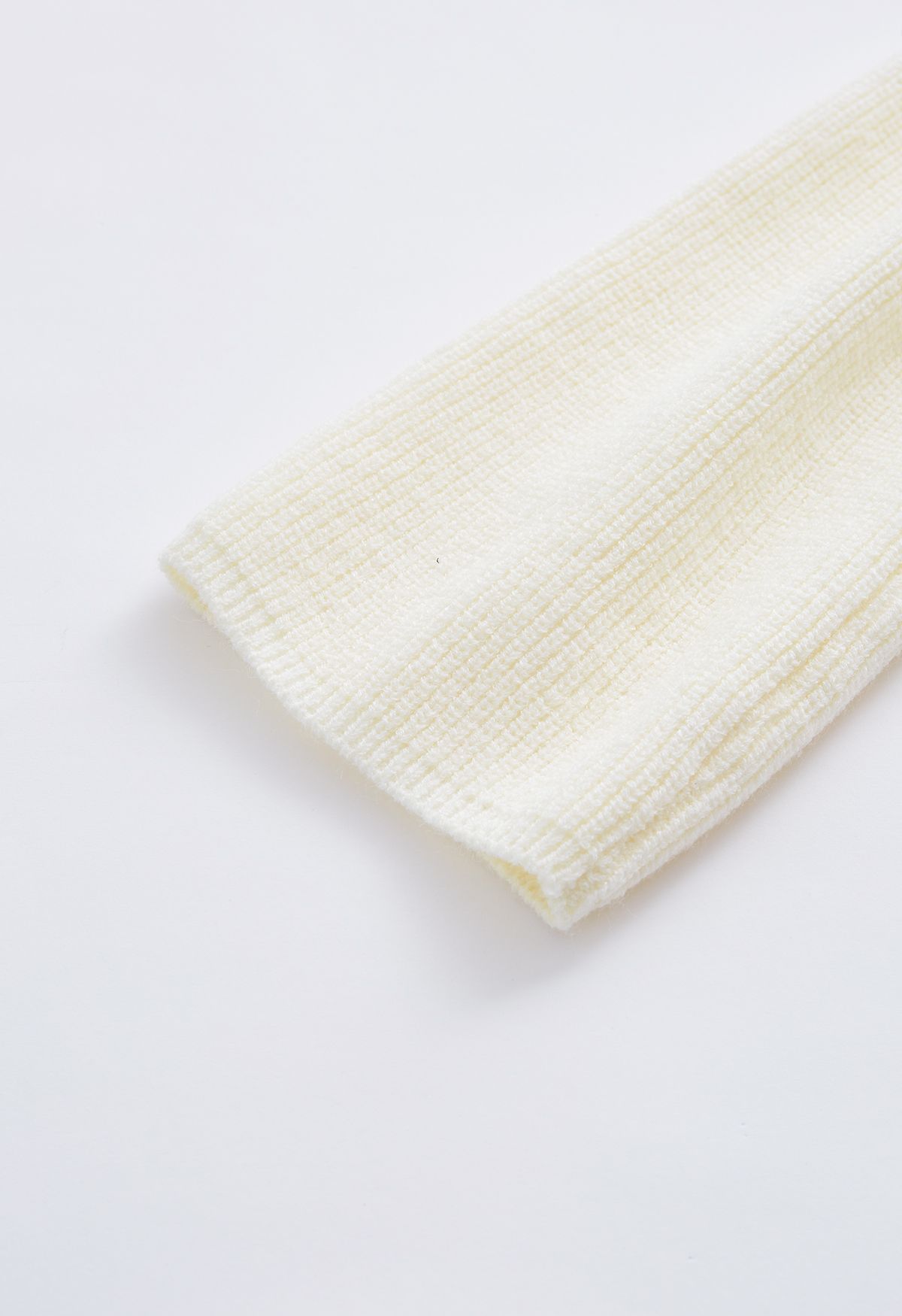Conjunto de punto de suéter con nudo lateral y pantalones de pierna recta en color crema