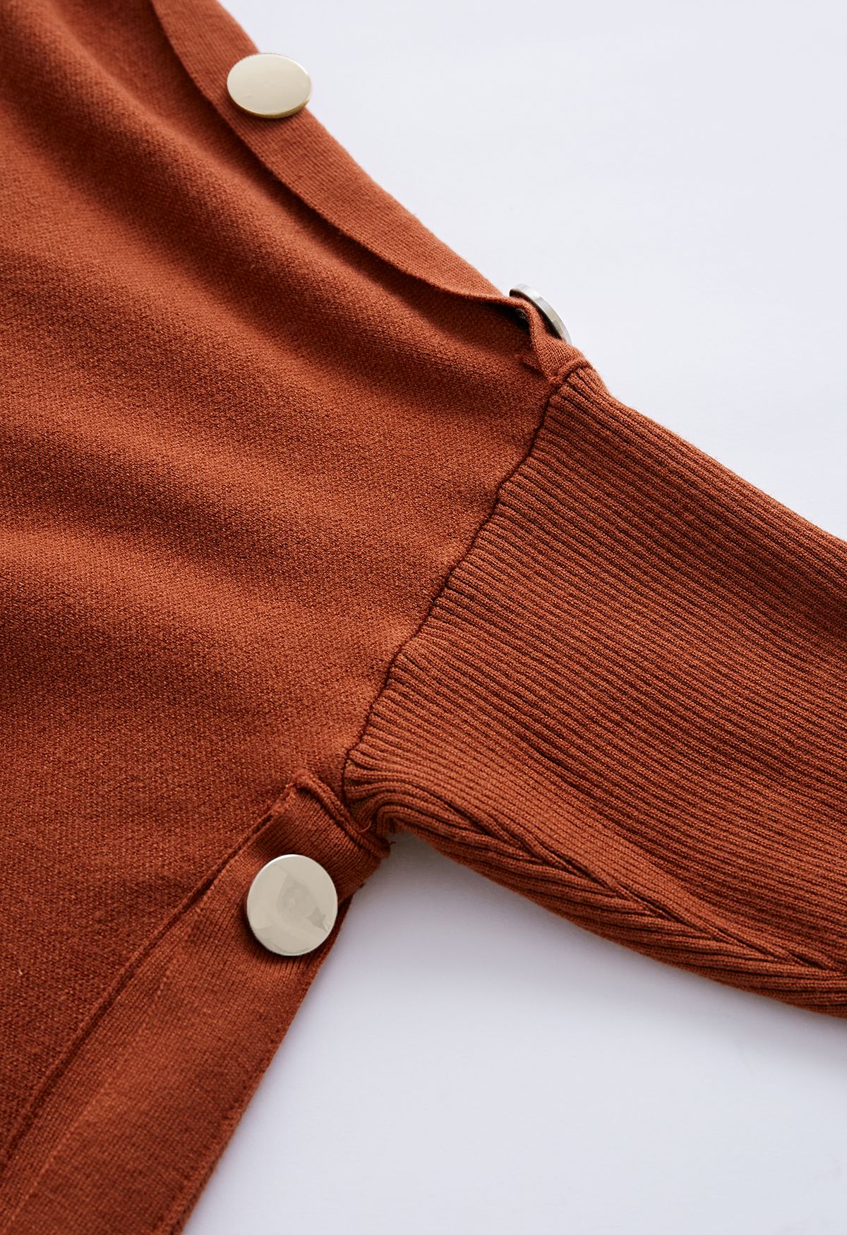 Poncho de punto con cuello alto y solapa con botones laterales en color caramelo