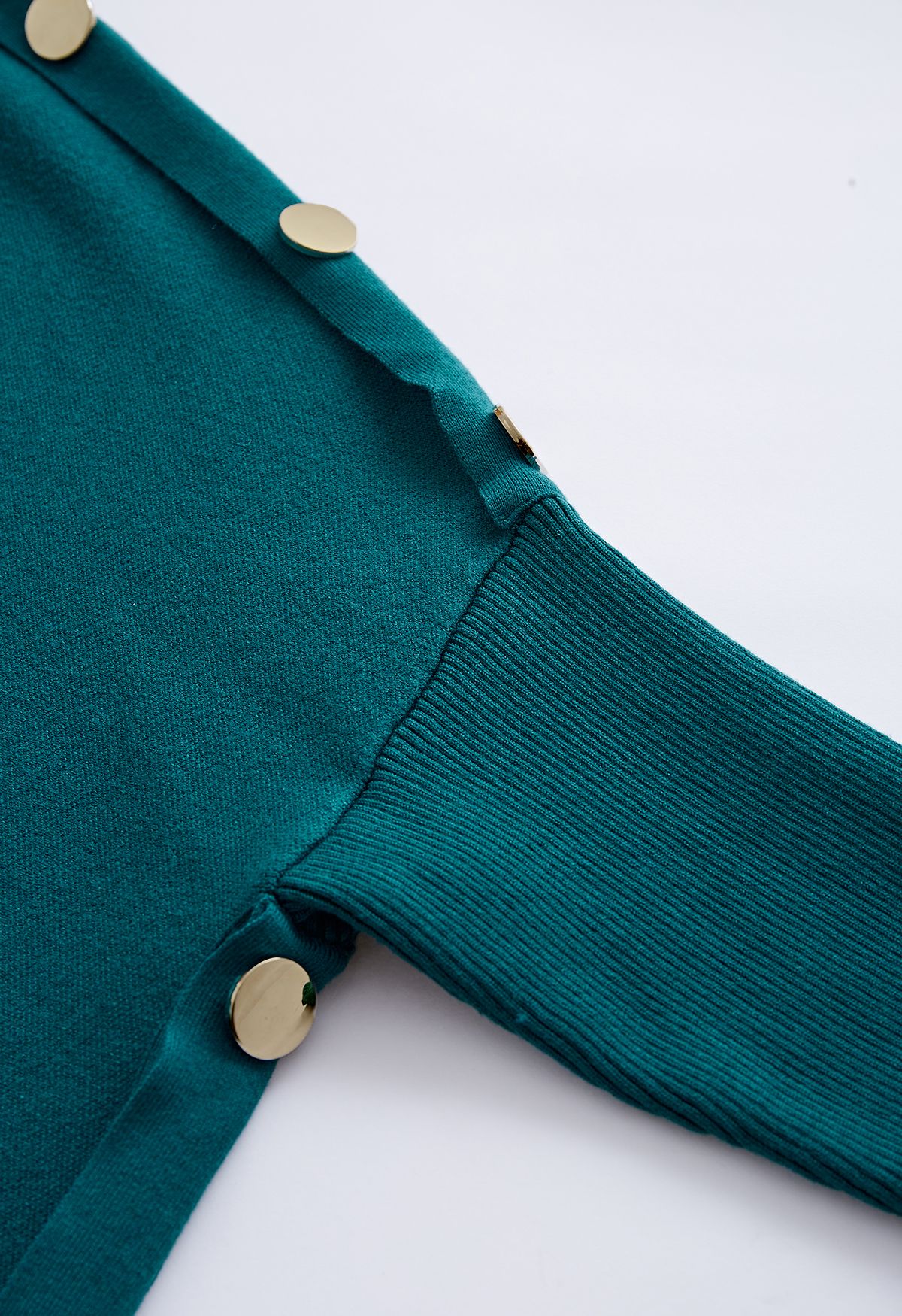 Poncho de punto con cuello alto y solapa con botones laterales en verde