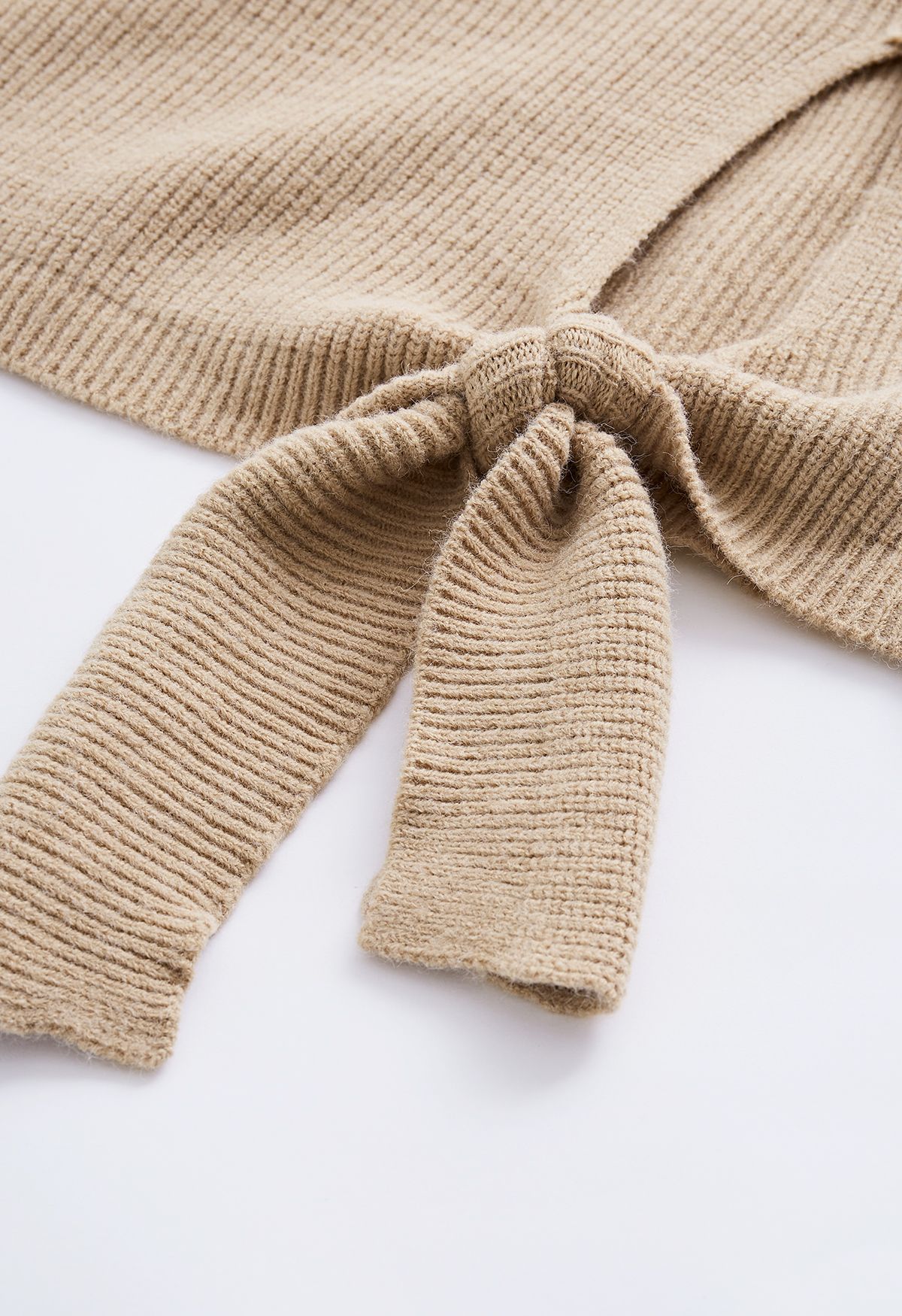 Conjunto de punto de suéter con nudo lateral y pantalones de pierna recta en tostado claro