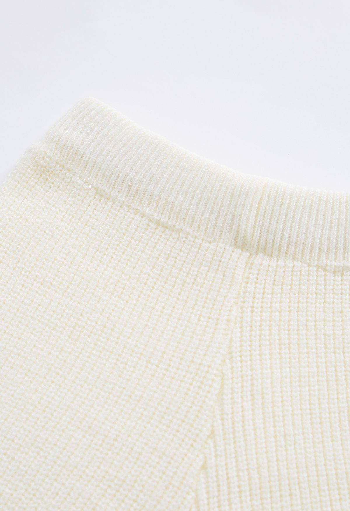Conjunto de punto de suéter con nudo lateral y pantalones de pierna recta en color crema