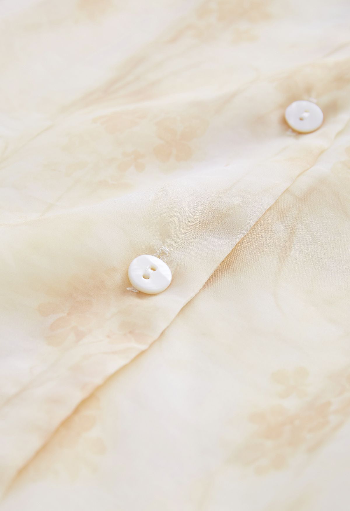 Camisa semitransparente con lazo floral de acuarela en albaricoque