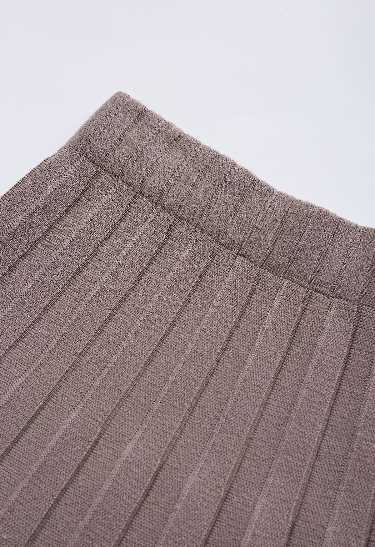 Falda de punto plisada con bloques de colores en gris topo