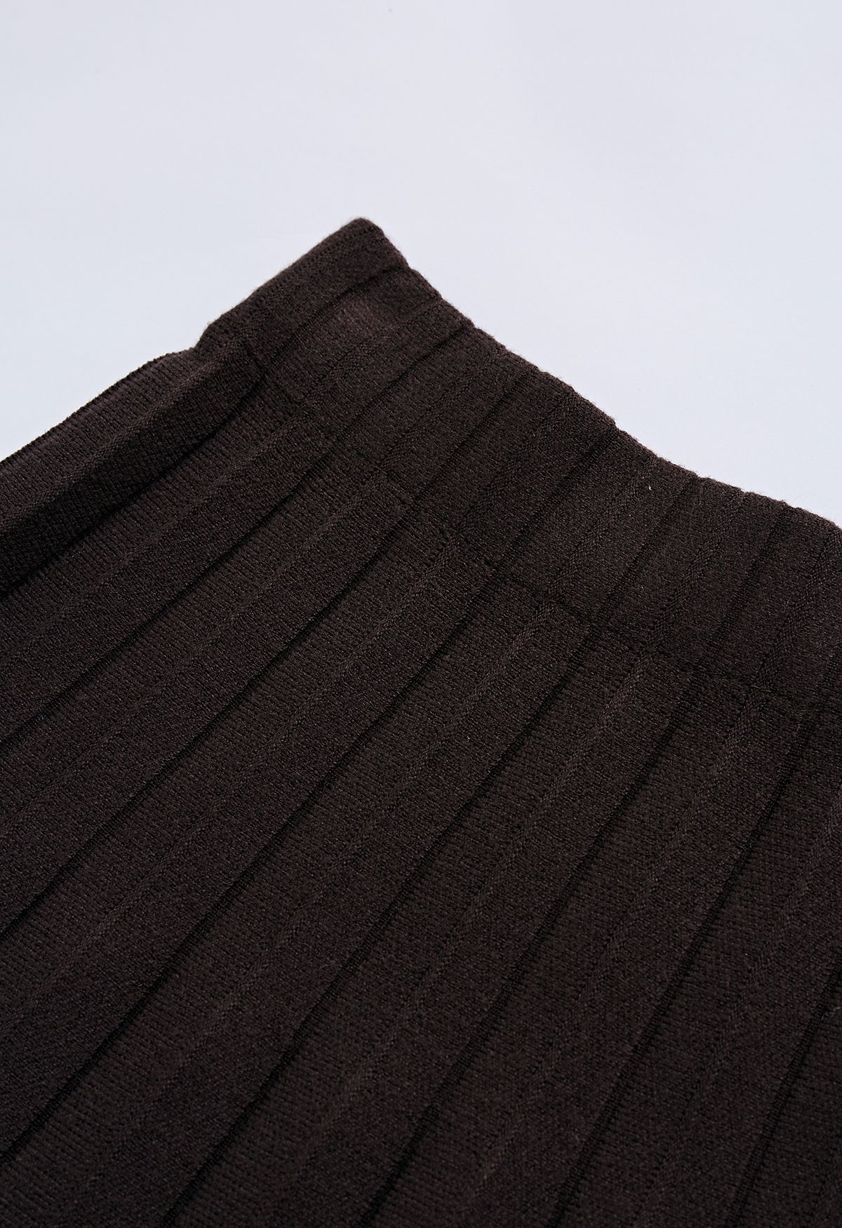 Falda de punto plisada con bloques de colores en marrón