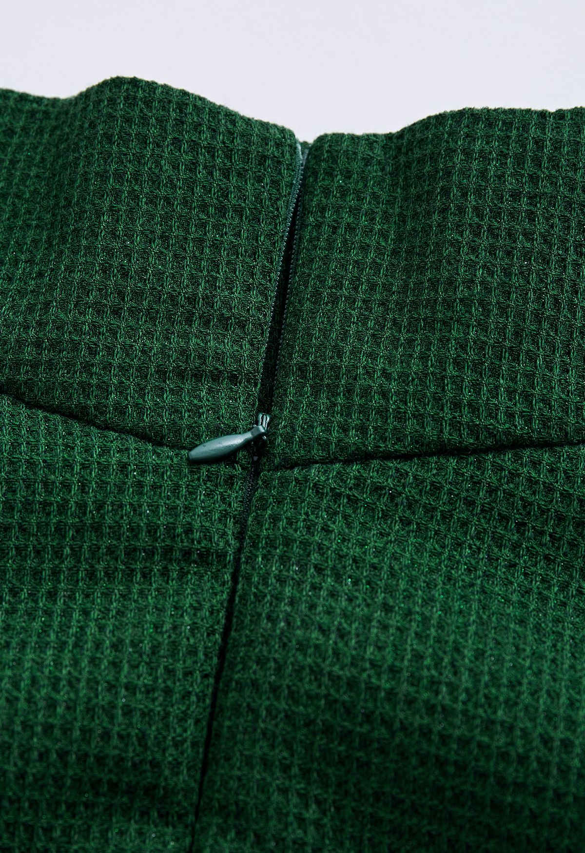 Falda midi evasé con textura gofrada en verde oscuro