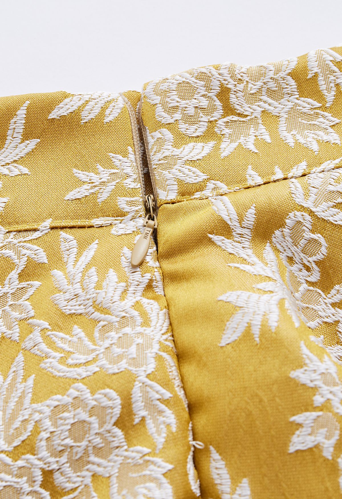 Falda midi con bordado en relieve de jacquard botánico en mostaza