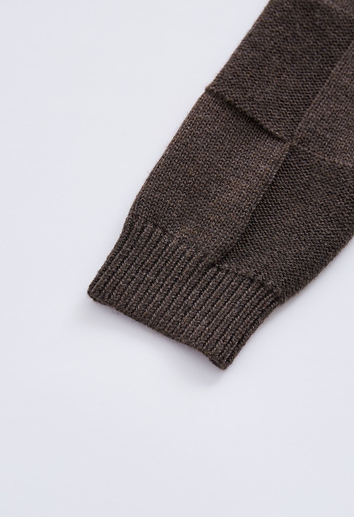 Suéter corto con hombros caídos y cuadrícula simple en marrón