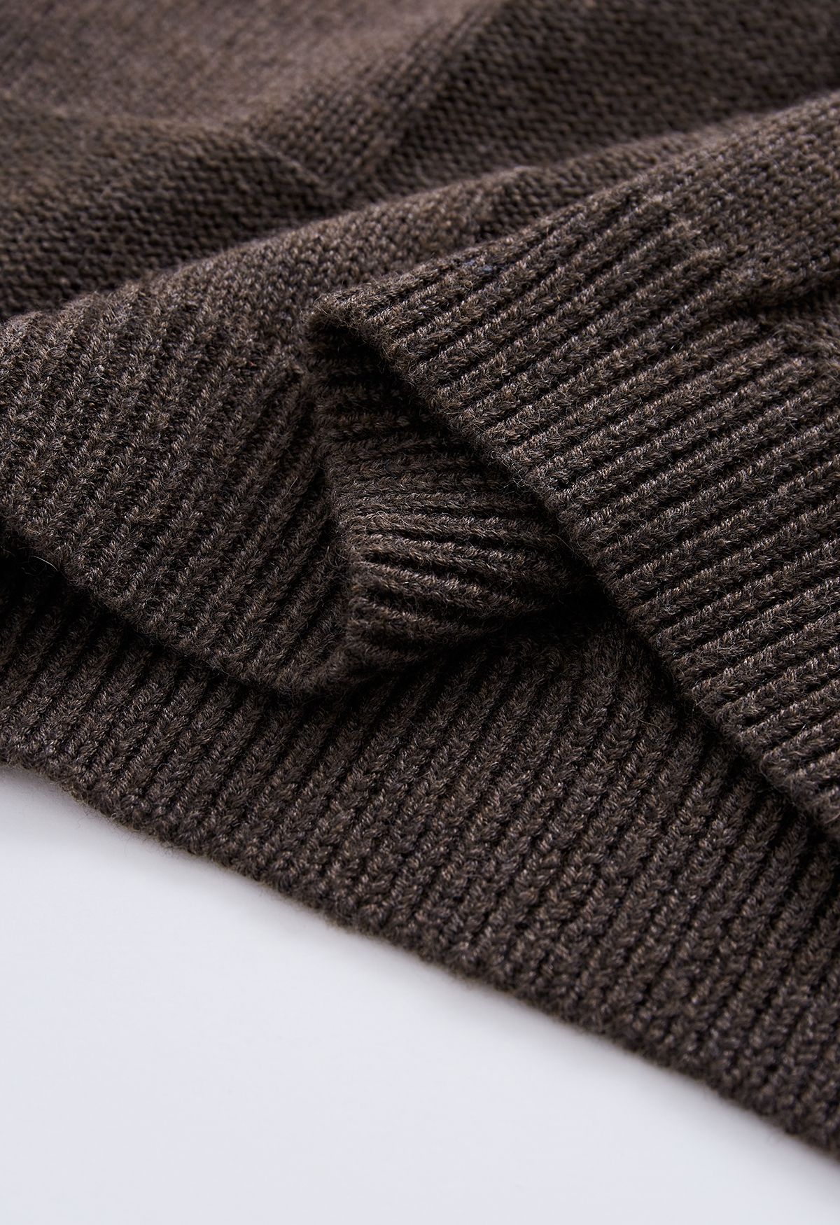 Suéter corto con hombros caídos y cuadrícula simple en marrón