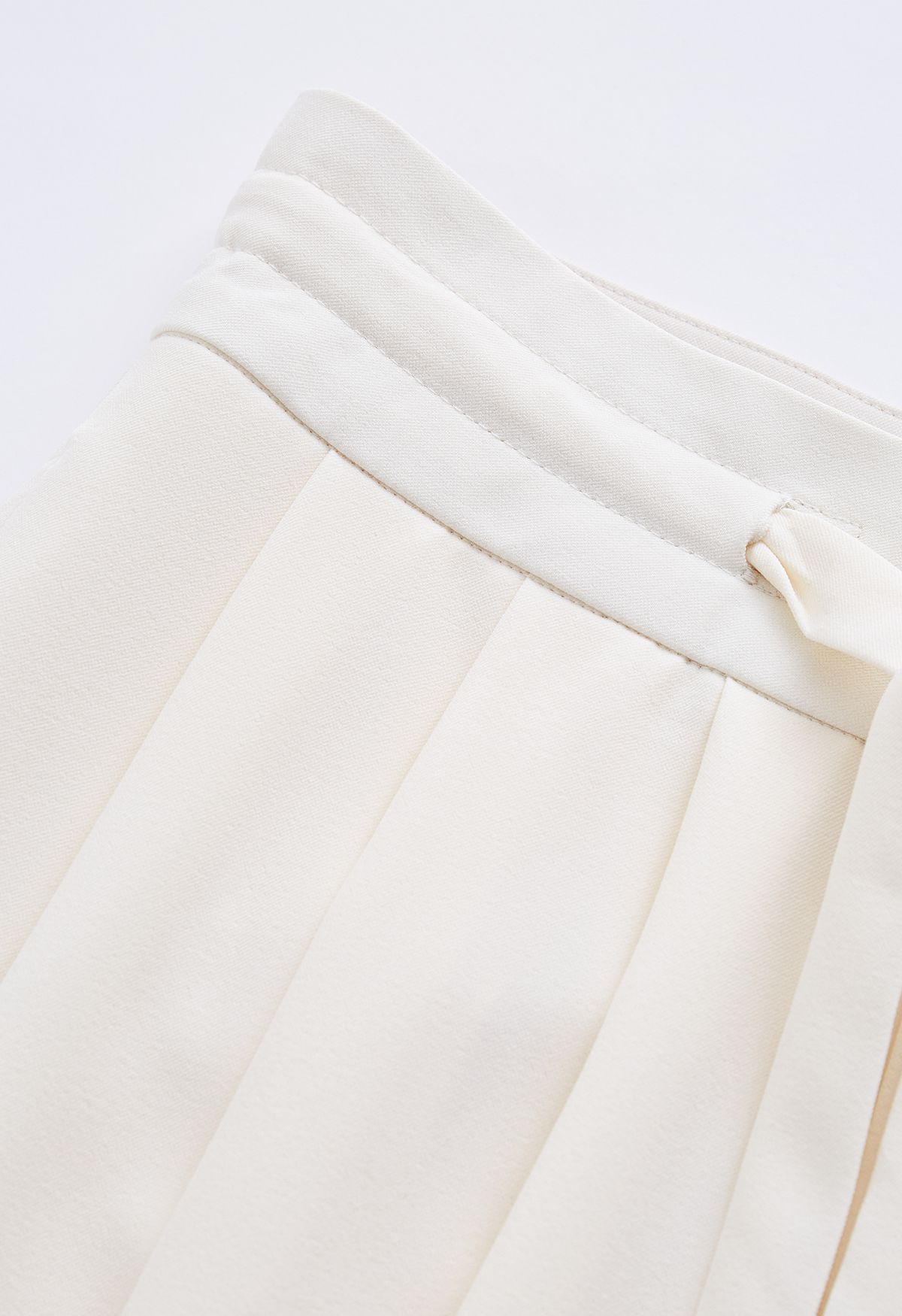 Pantalones de pernera ancha con cordón en la cintura con detalle plisado en color crema