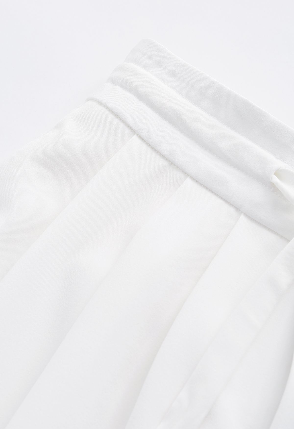 Pantalones de pernera ancha con cordón en la cintura con detalle plisado en blanco