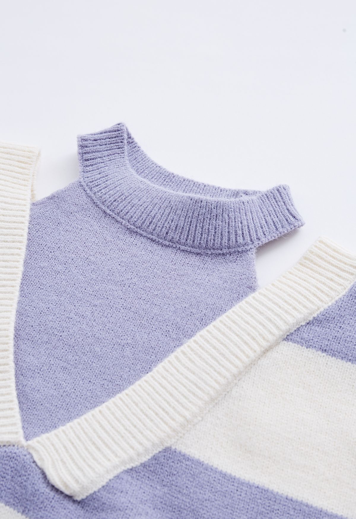 Suéter falso de dos piezas con hombros descubiertos a rayas en morado