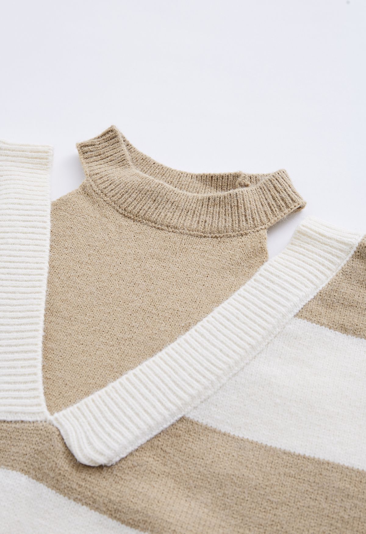 Suéter falso de dos piezas con hombros descubiertos a rayas en color camel