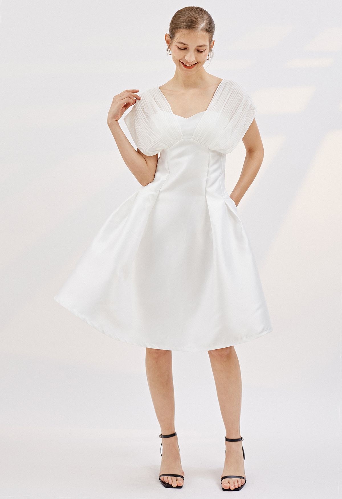 Vestido de cóctel empalmado de gasa plisada en blanco