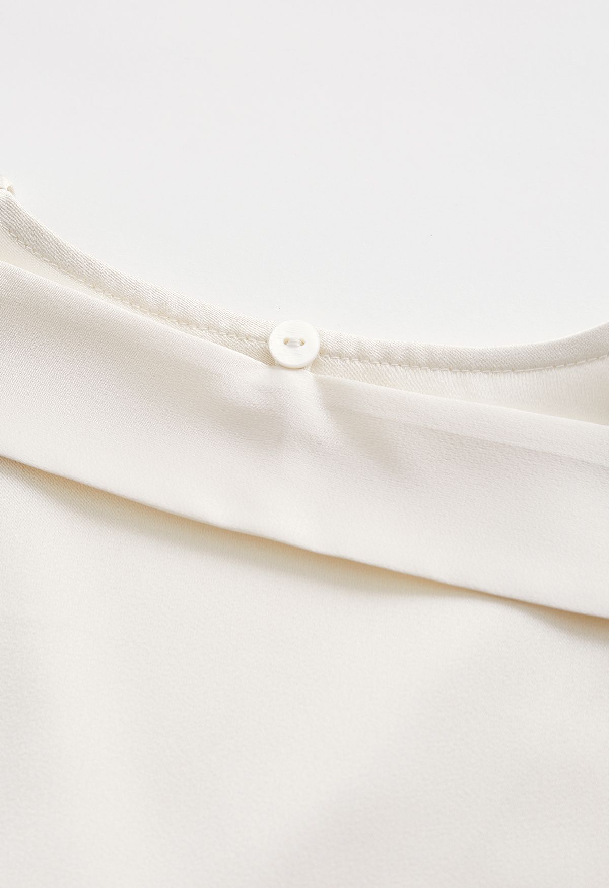 Camisa de satén con cuello en V y puños abiertos en color crema