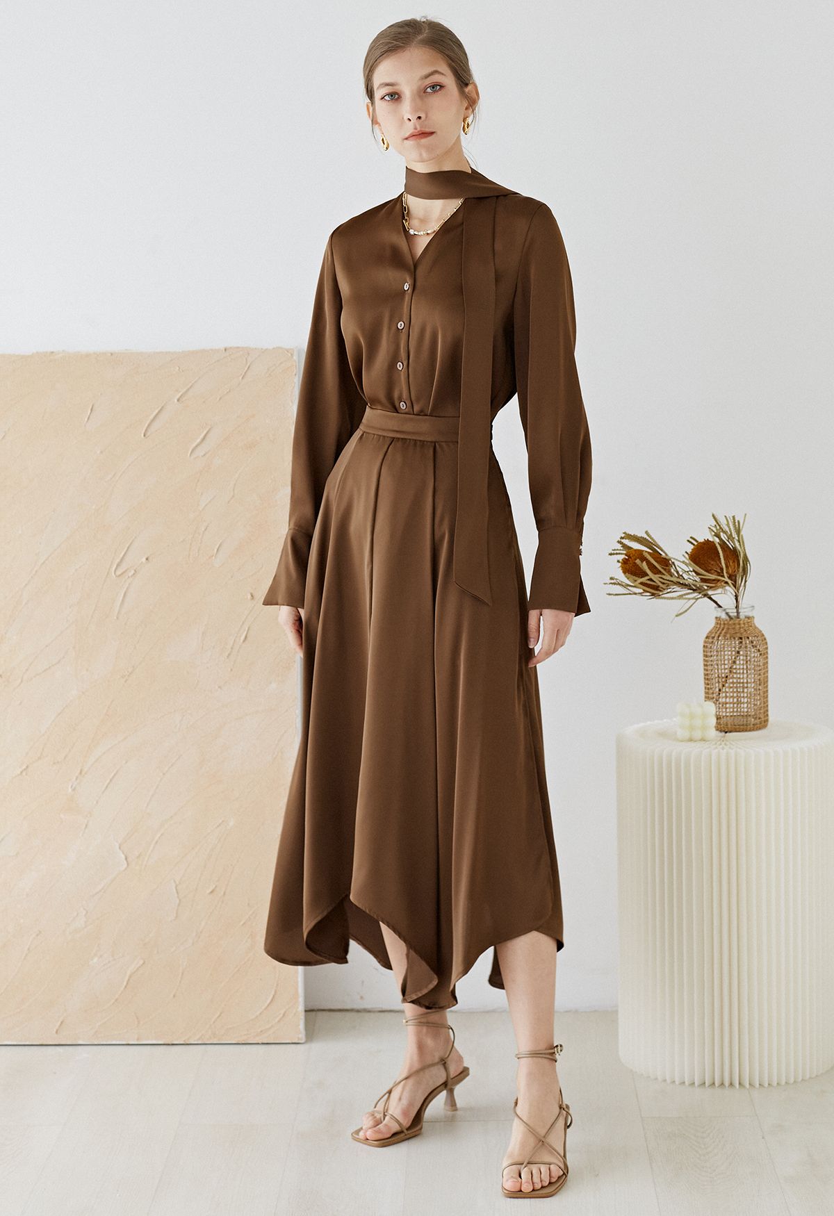 Falda de raso con dobladillo asimétrico y doble abertura en marrón