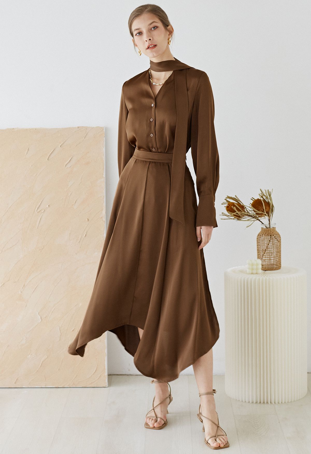 Falda de raso con dobladillo asimétrico y doble abertura en marrón