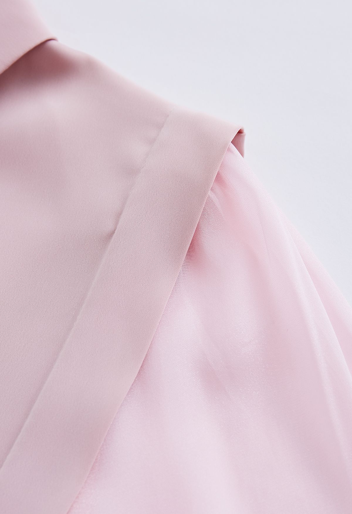 Camisa de satén con cuello en V y collar de corazón en rosa