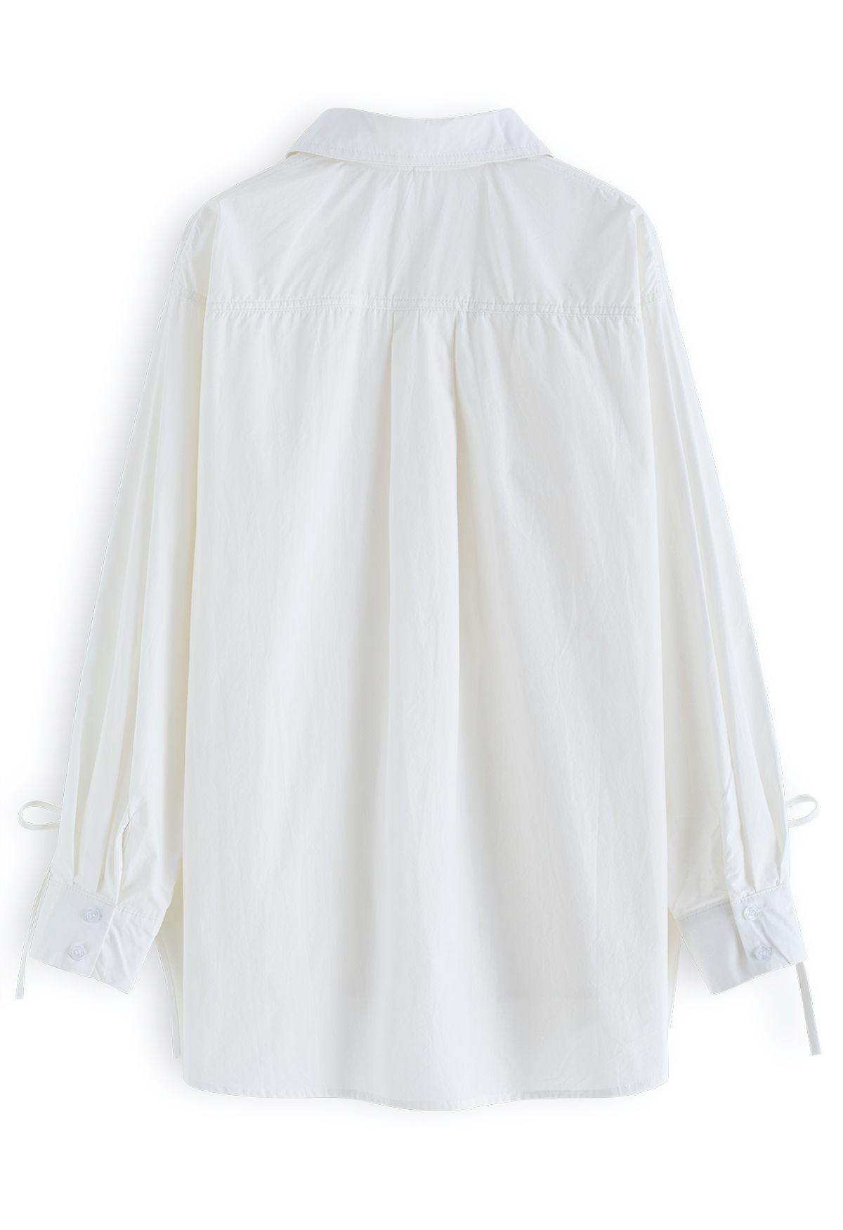 Camisa de algodón con botones y mangas con cordón en blanco