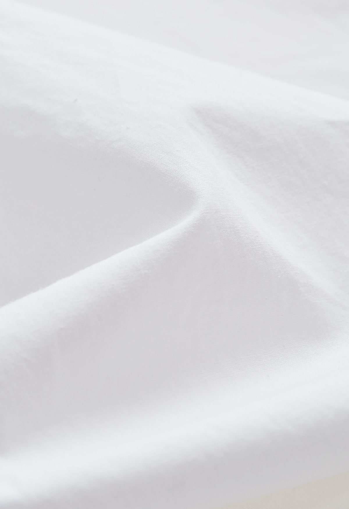 Camisa de algodón con botones y mangas con cordón en blanco