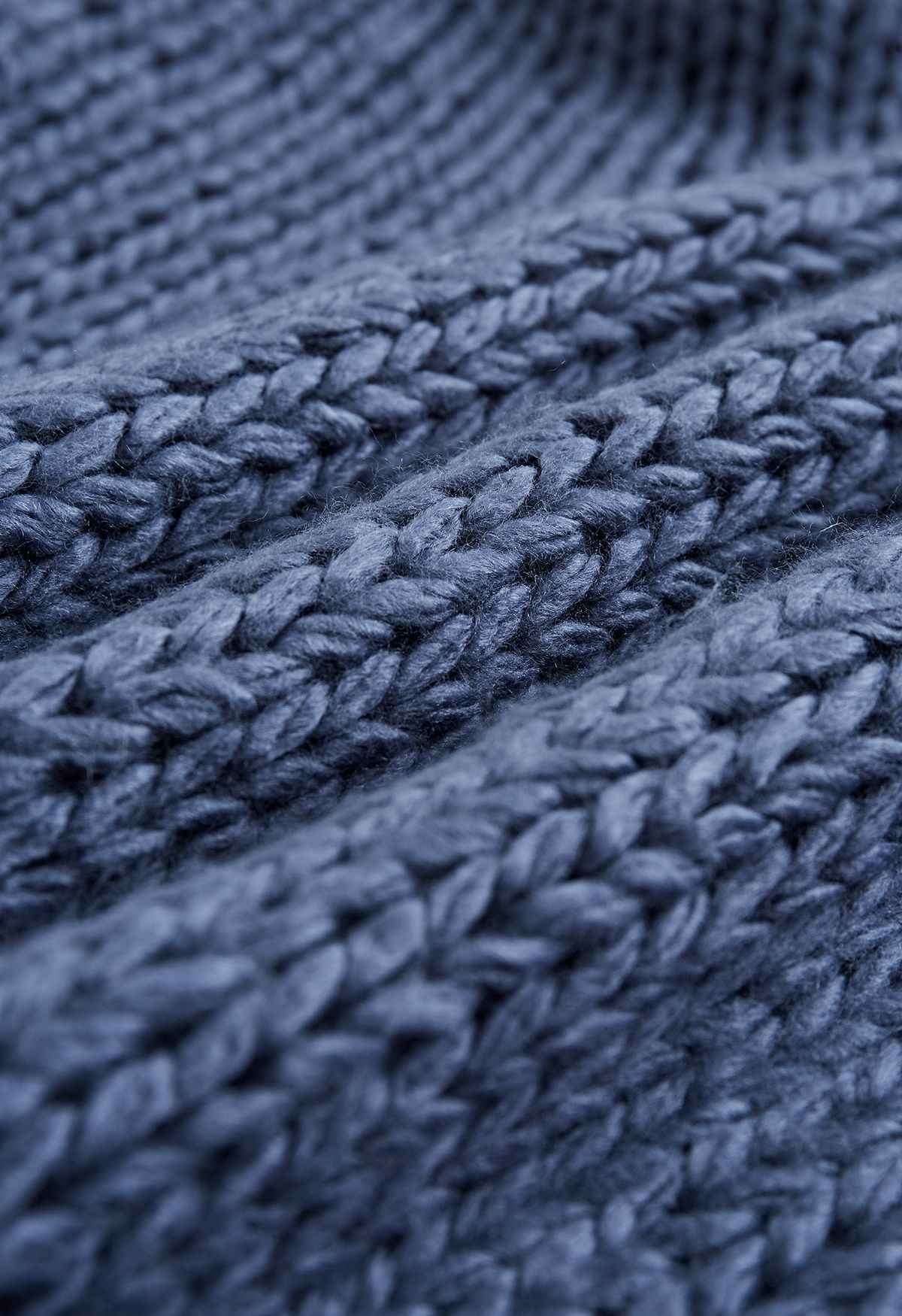 Suéter tejido a mano con cuello alto y manga pointelle en azul polvoriento