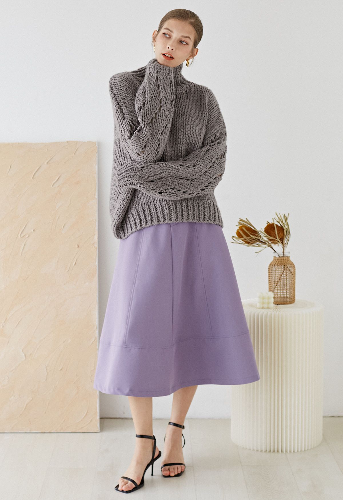 Suéter tejido a mano con cuello alto y manga pointelle en morado polvoriento