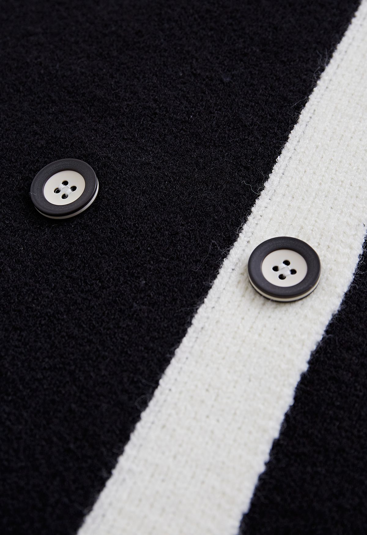 Cárdigan con doble botonadura en color de contraste en negro