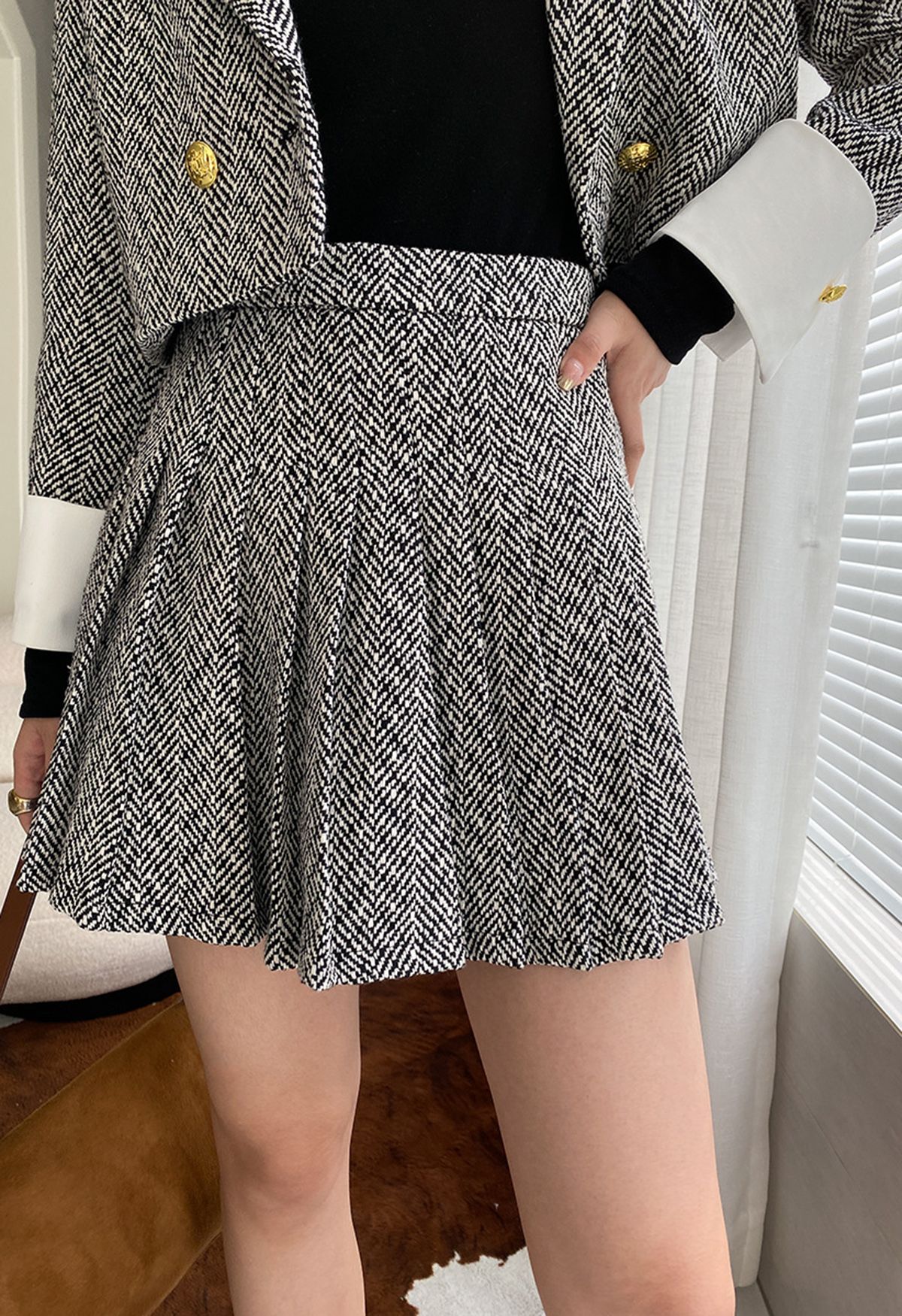 Conjunto de minifalda plisada y blazer corto de tweed con puños en contraste