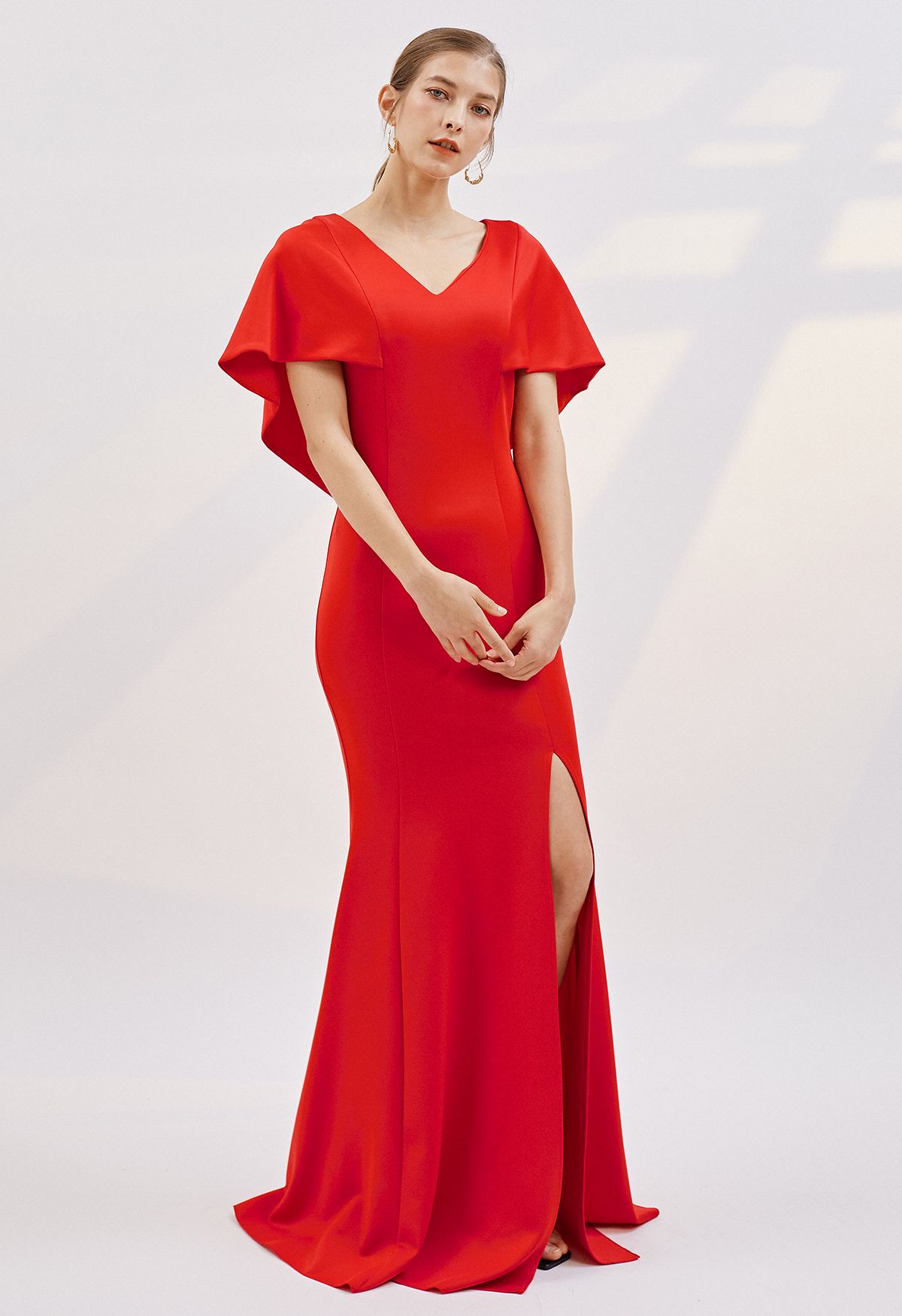 Vestido de sirena con abertura en las mangas del cabo en rojo
