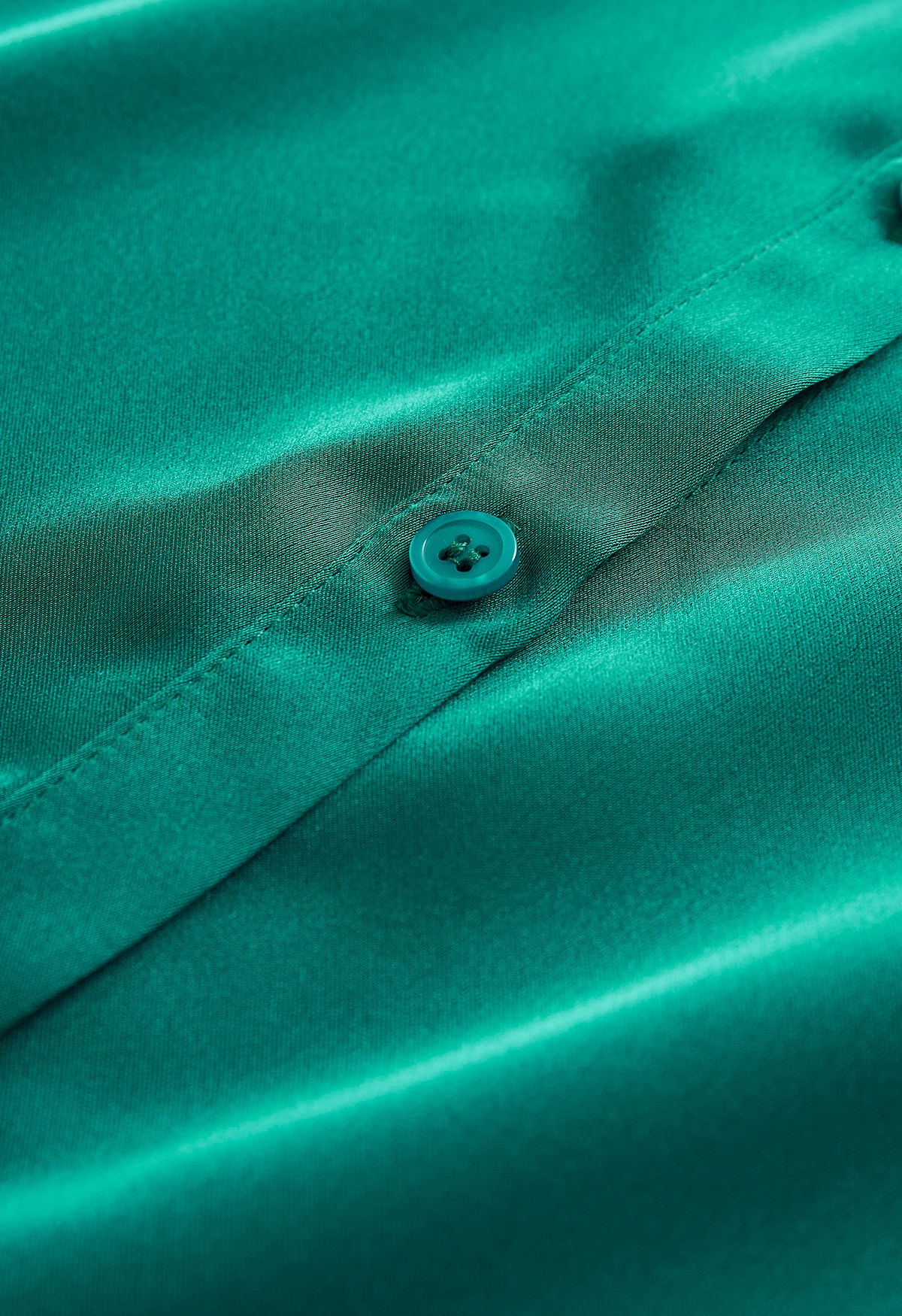 Camisa con botones y acabado satinado en esmeralda