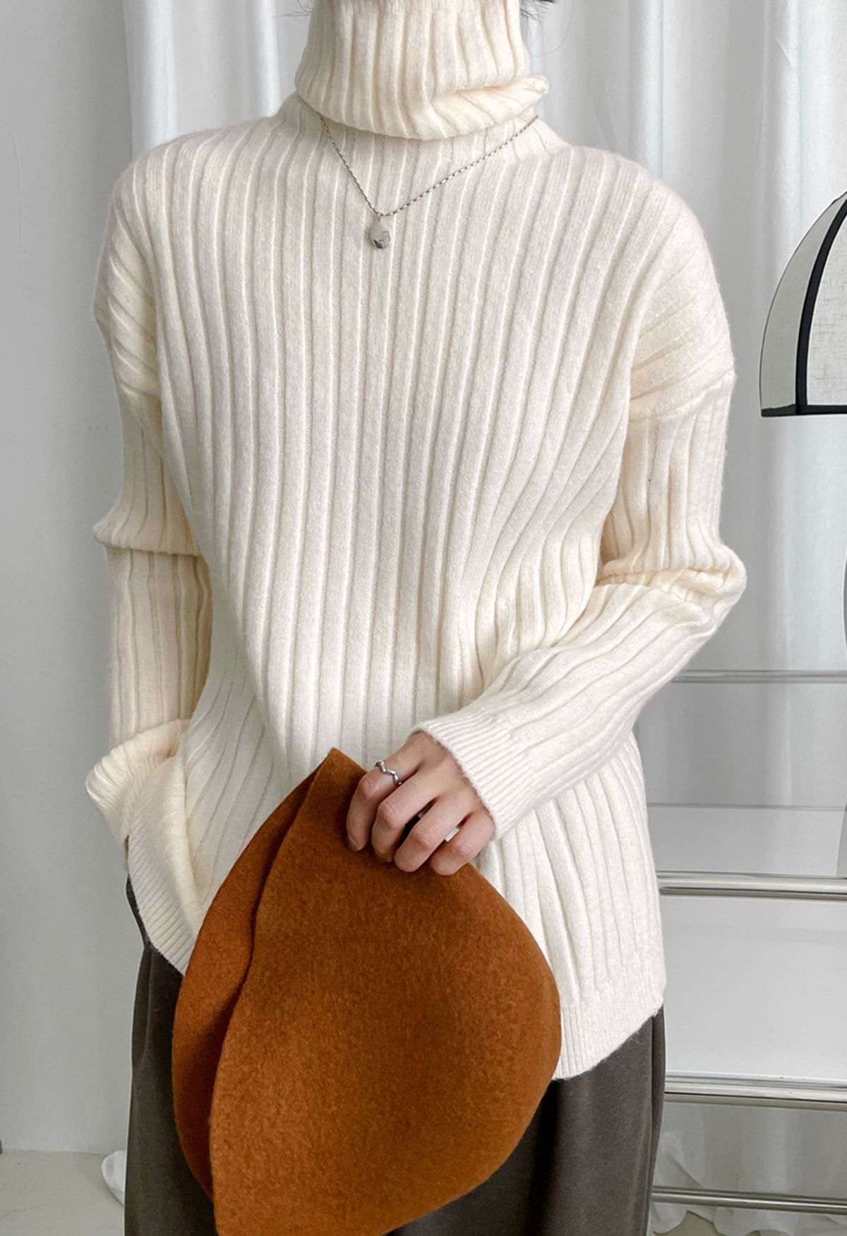 Suéter de punto con mangas de cuello alto en blanco