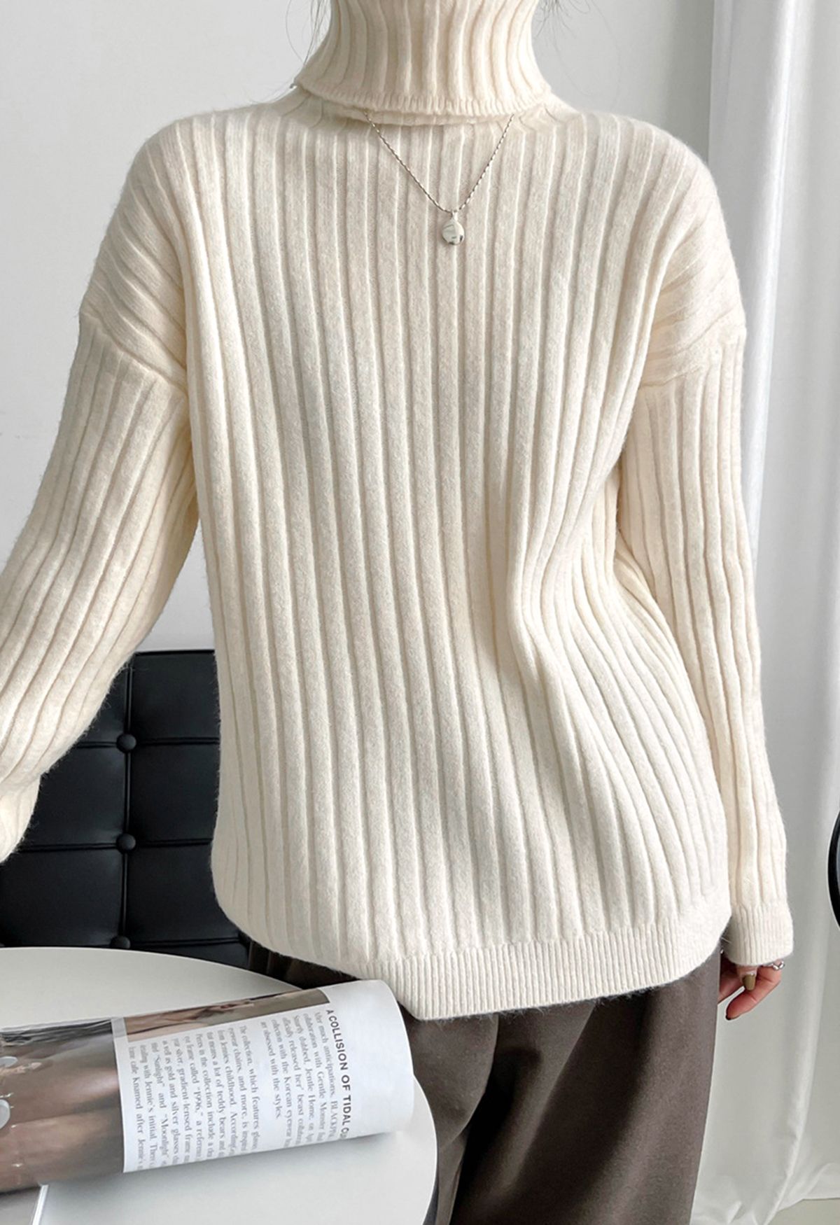Suéter de punto con mangas de cuello alto en blanco