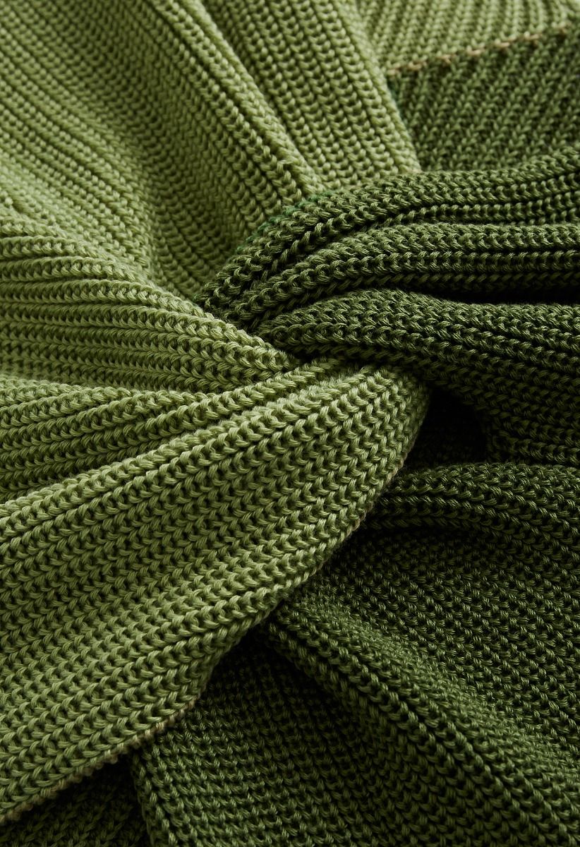 Suéter de dos tonos con cuello en V y parte delantera torcida en verde militar