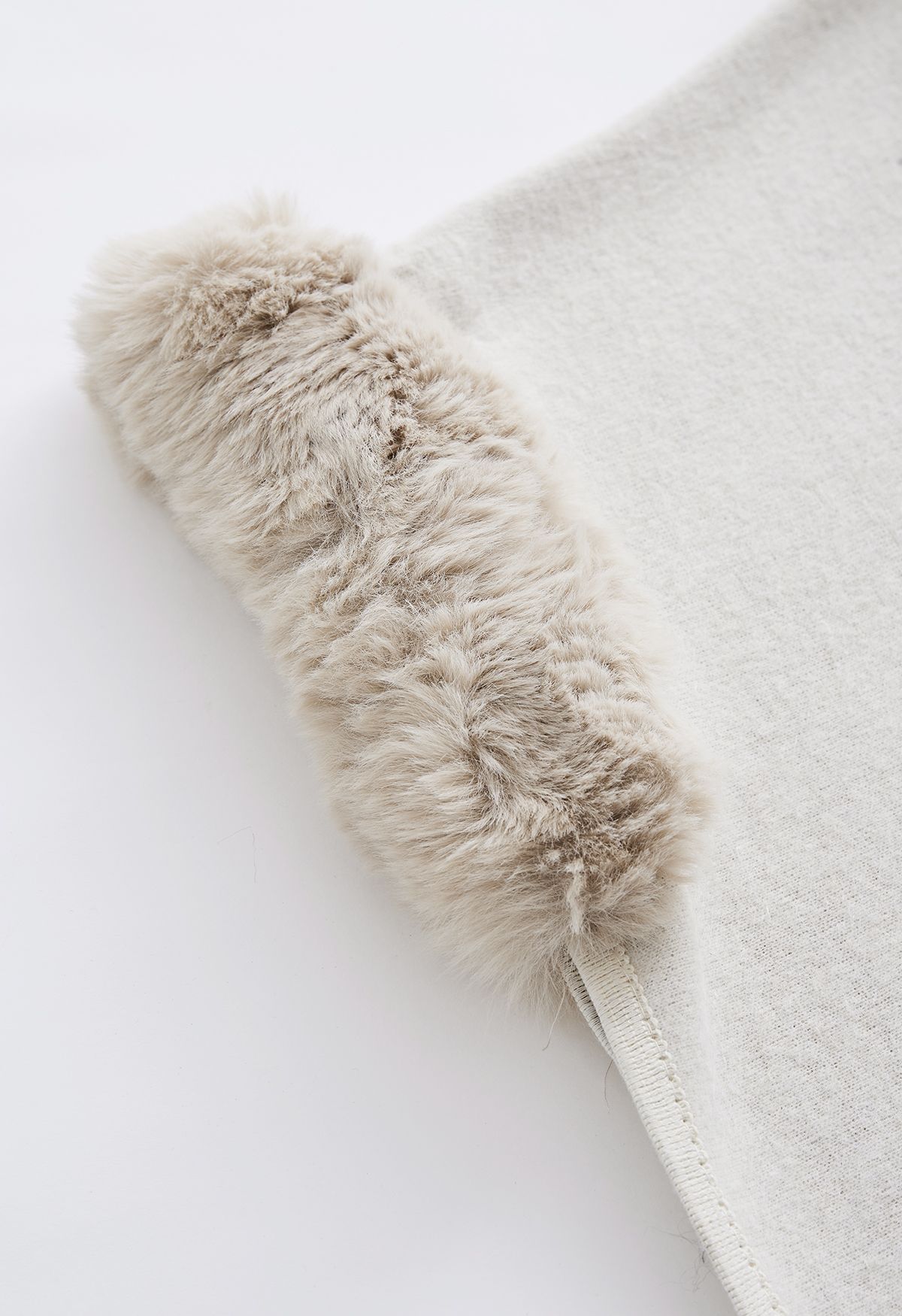 Poncho con capucha de piel sintética de mezcla de lana en tostado claro