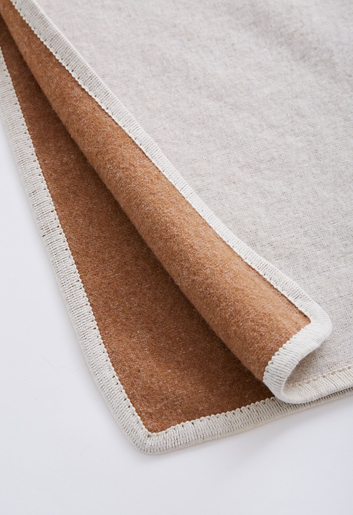 Poncho con capucha de piel sintética de mezcla de lana en tostado claro