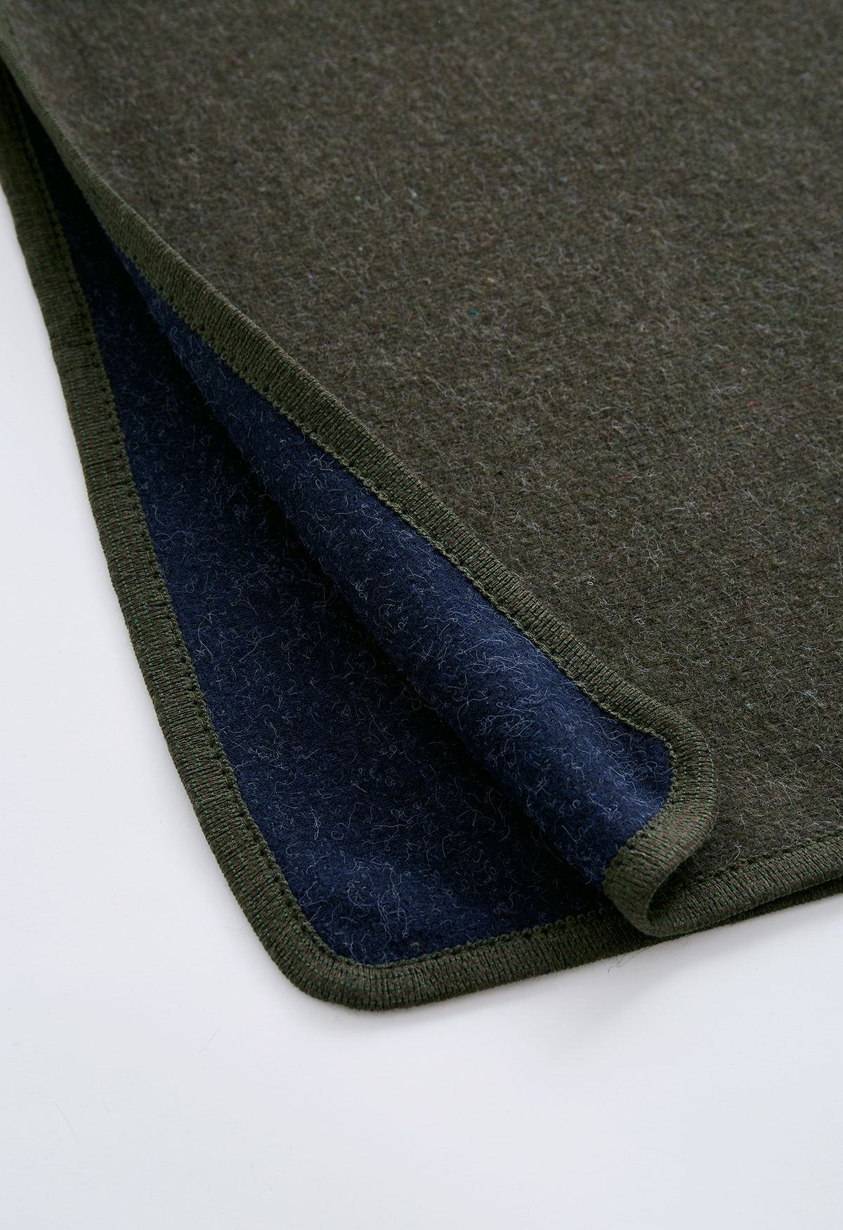 Poncho con capucha de pelo sintético en mezcla de lana en verde oscuro