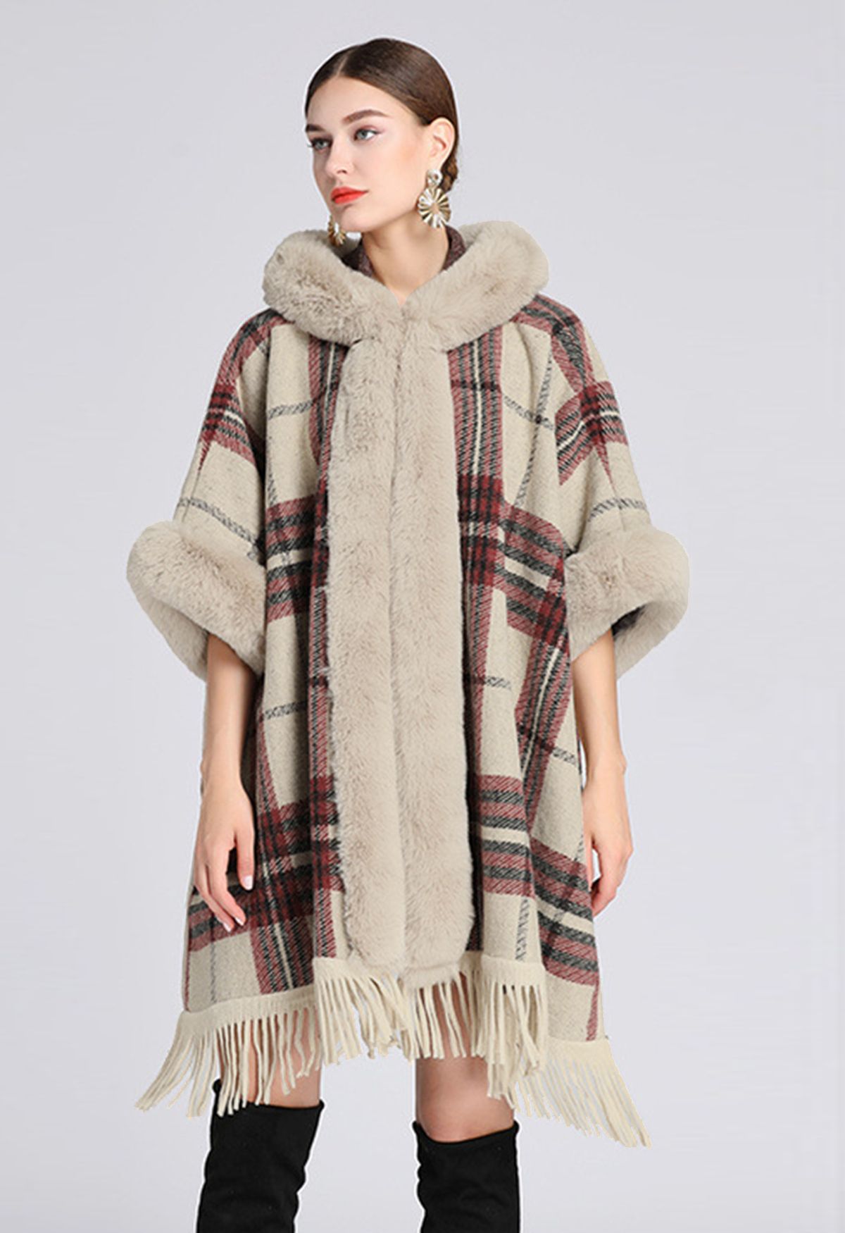 Poncho con capucha de piel sintética con flecos y mezcla de lana a cuadros en camello