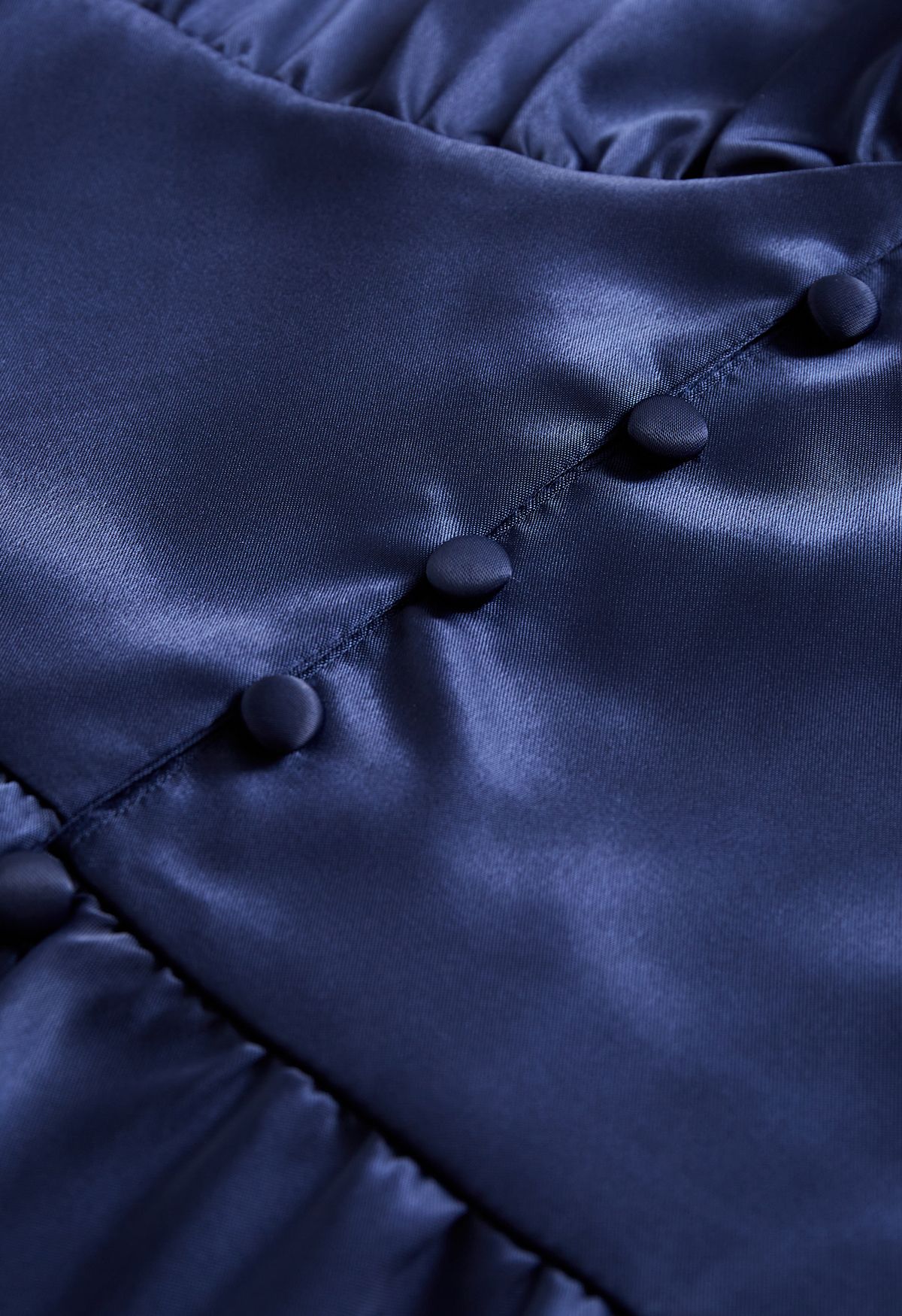 Vestido midi de raso con botones y mangas abullonadas en azul marino
