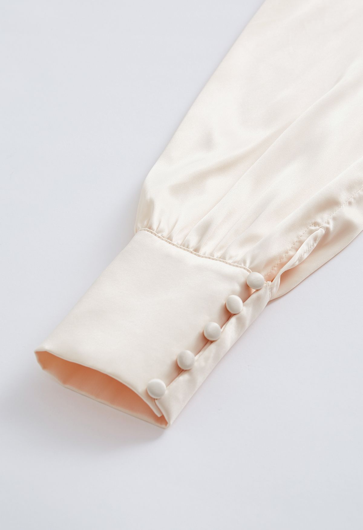 Vestido midi de satén con botones y mangas abullonadas en color crema