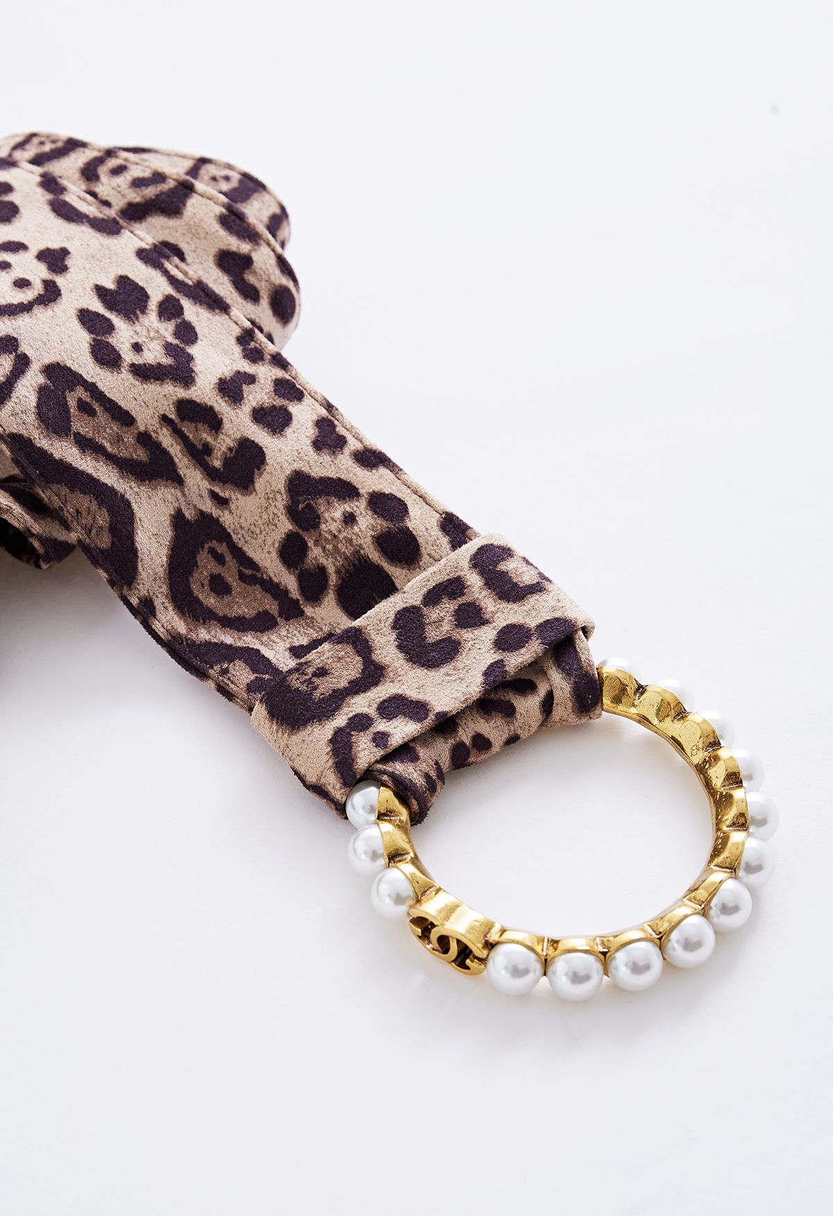 Cinturón de terciopelo con anilla en forma de perla en leopardo