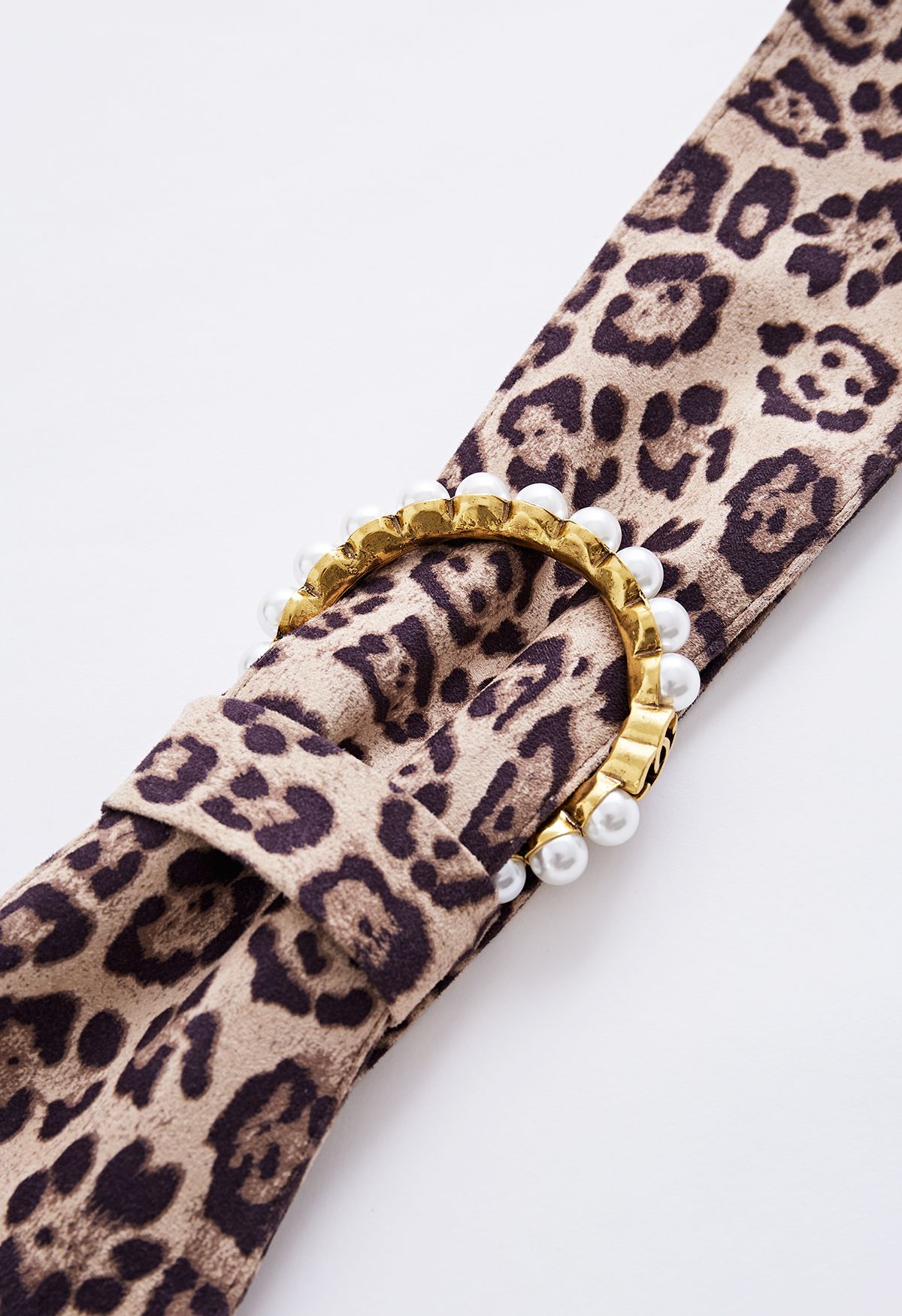 Cinturón de terciopelo con anilla en forma de perla en leopardo