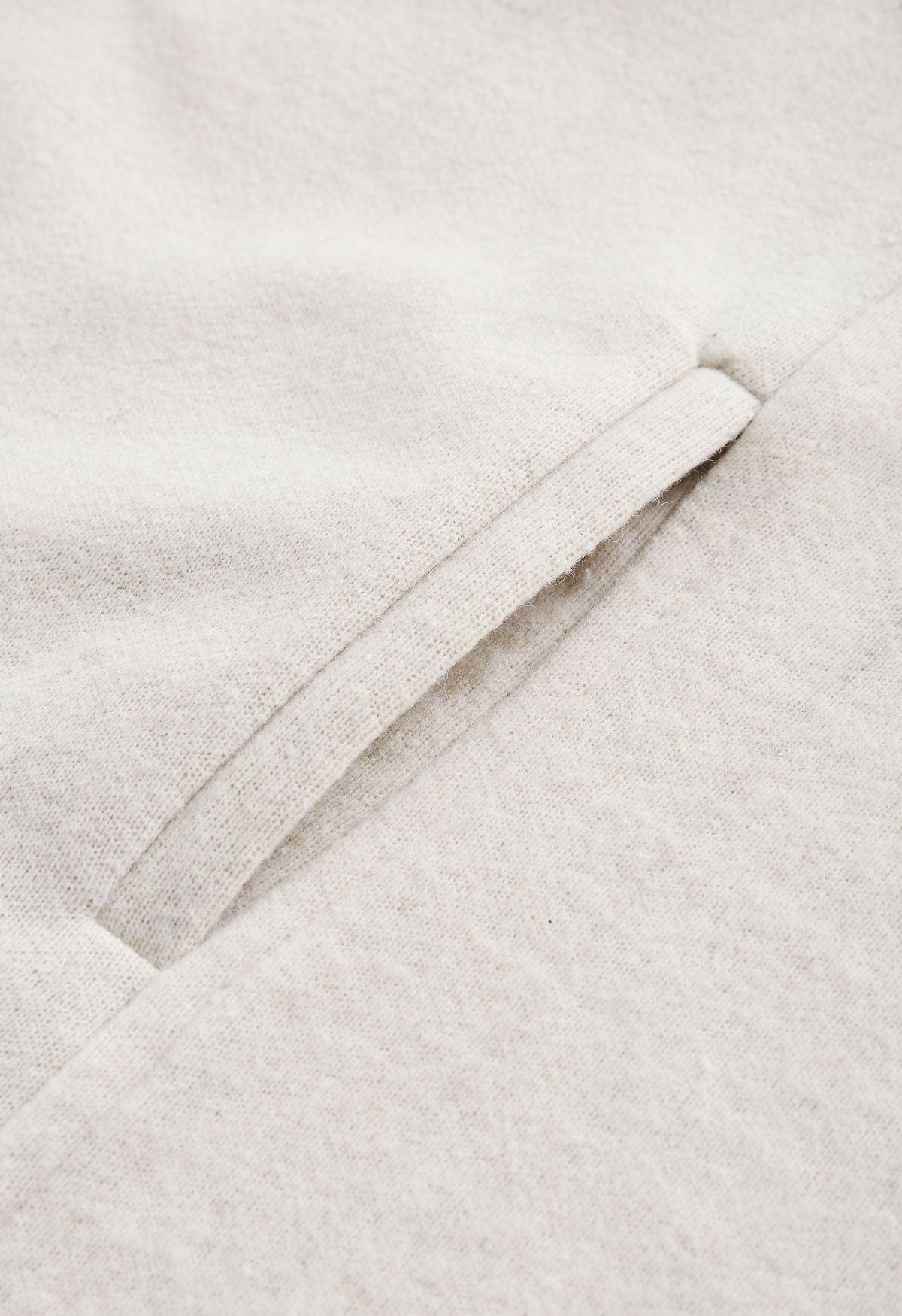 Poncho de piel sintética con lazo y lazo en avena