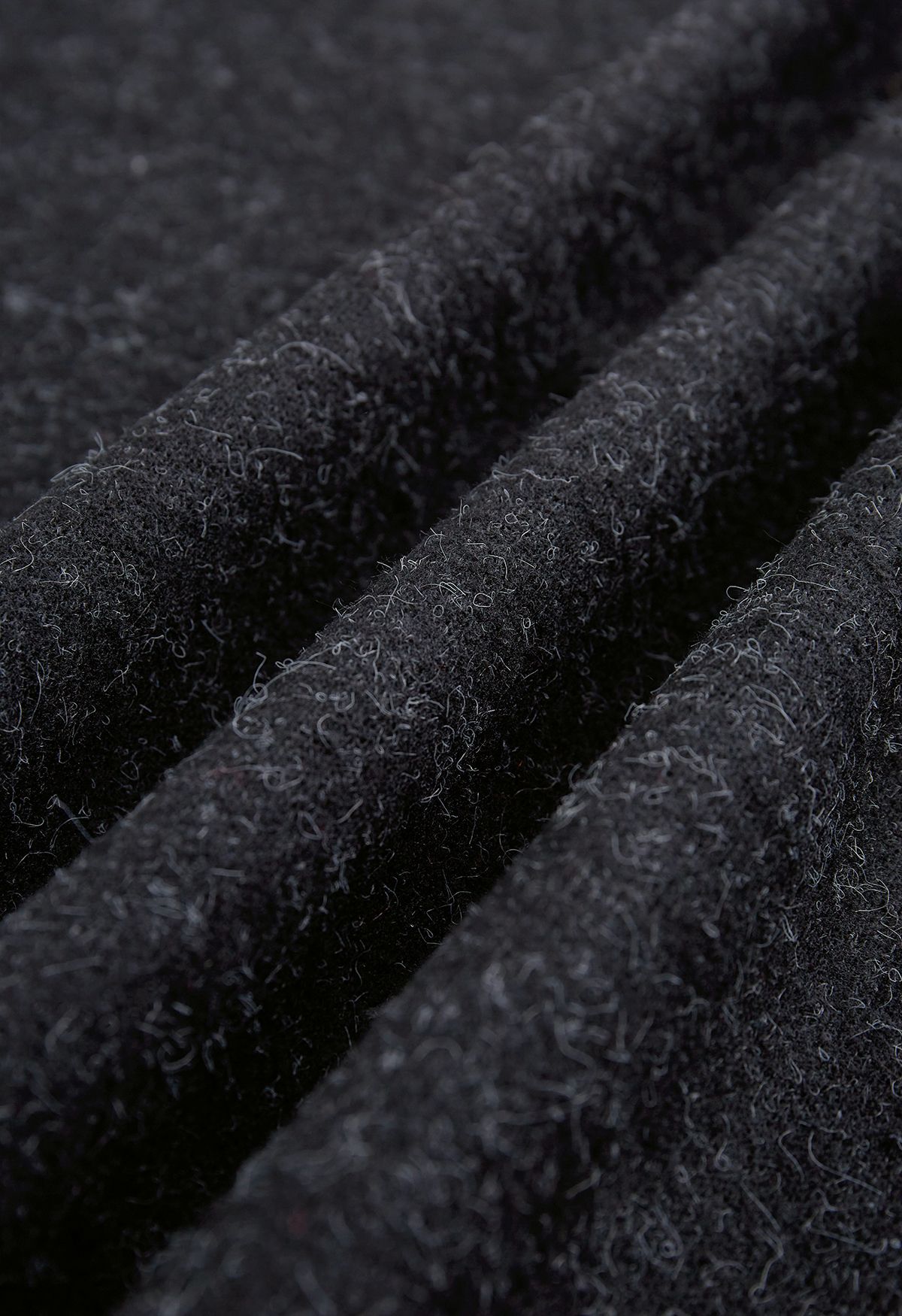 Poncho de piel sintética con lazo y lazo en negro