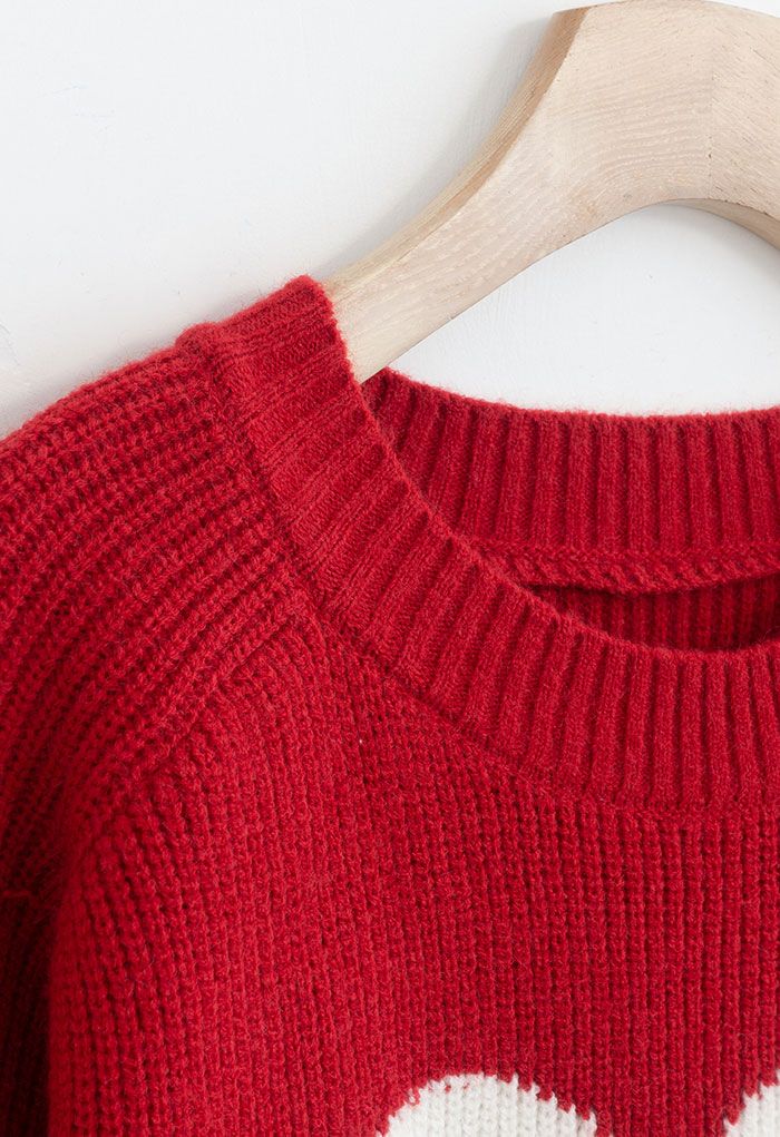 Suéter extragrande de punto de canalé con un corazón en rojo