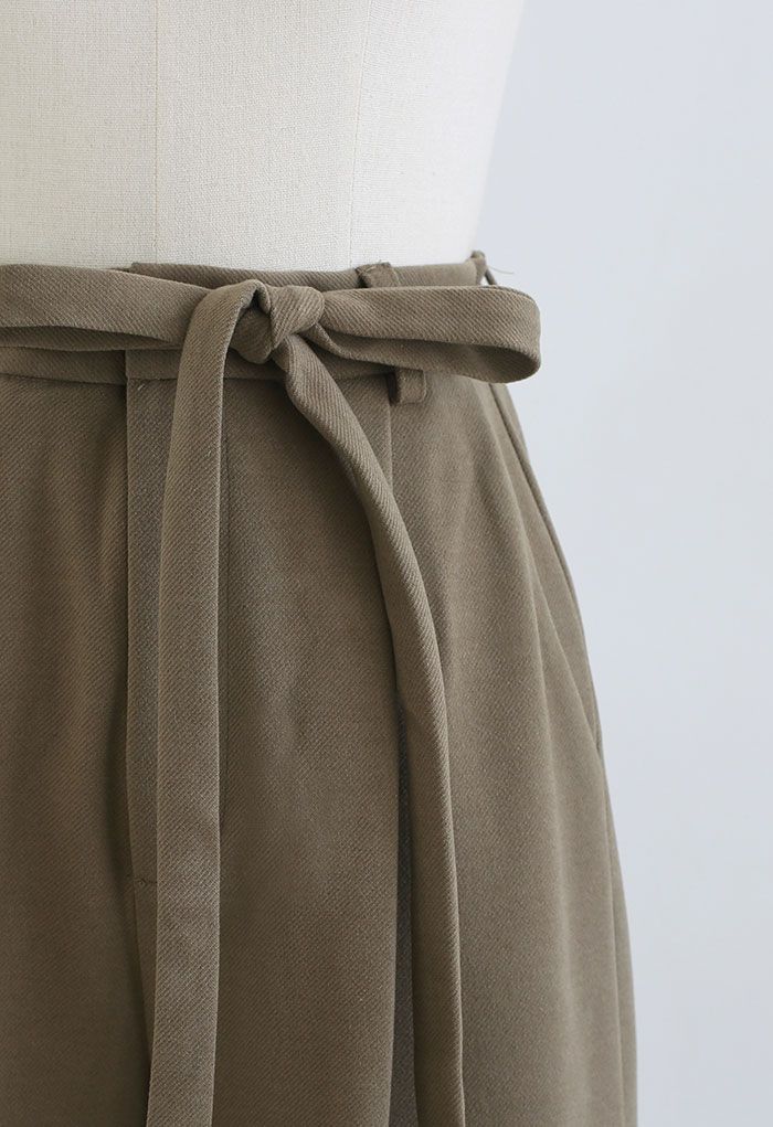Pantalones de pierna recta con cinturón de mezcla de lana en caqui